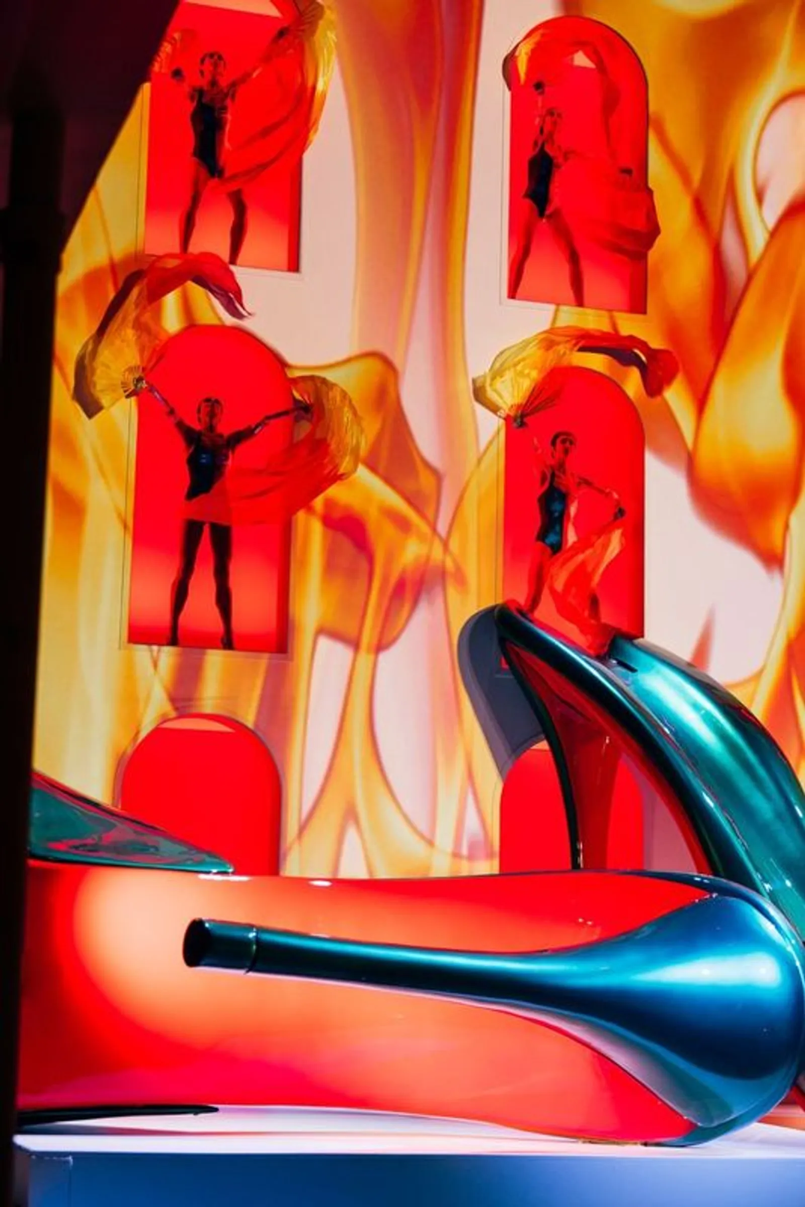 Christian Louboutin Gelar Pertunjukan Artistik 'Paris is Louboutining'