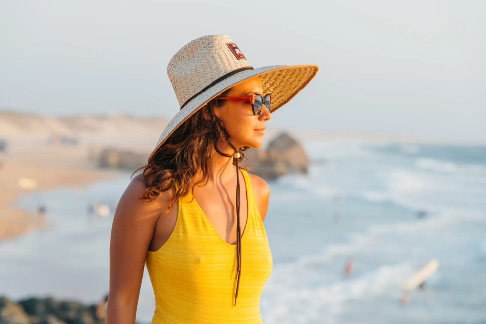 6 Model Topi Pantai Perempuan yang Stylish dan Kekinian