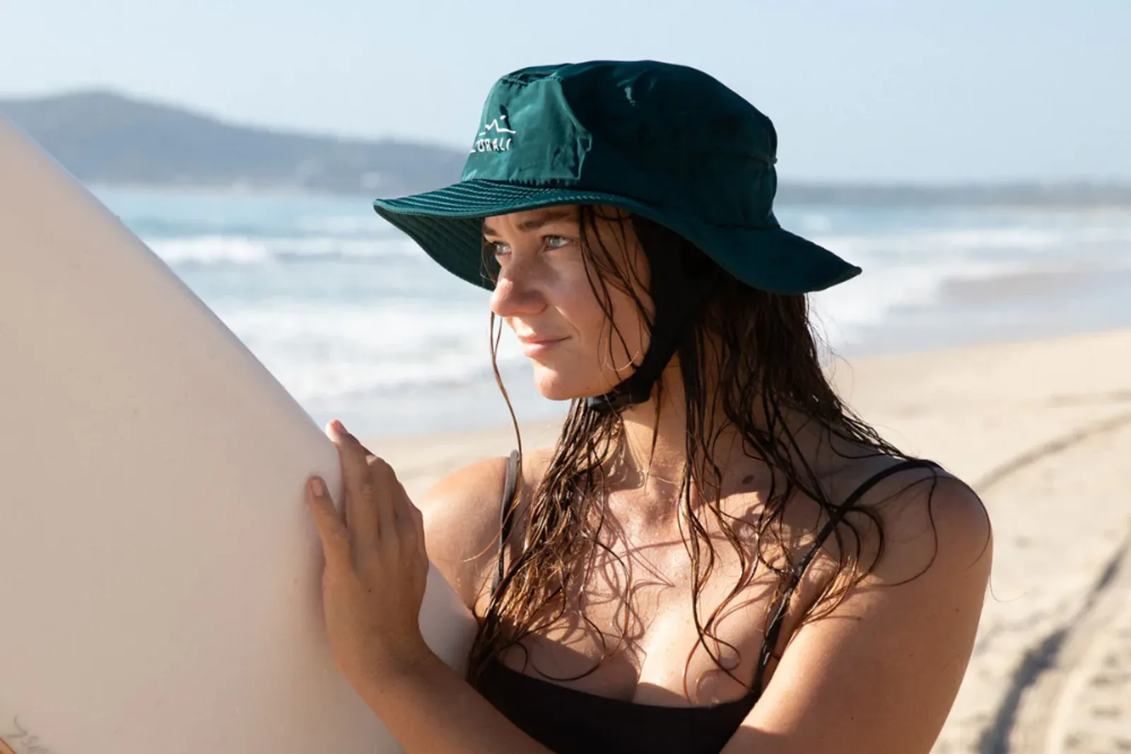 6 Model Topi Pantai Perempuan yang Stylish dan Kekinian