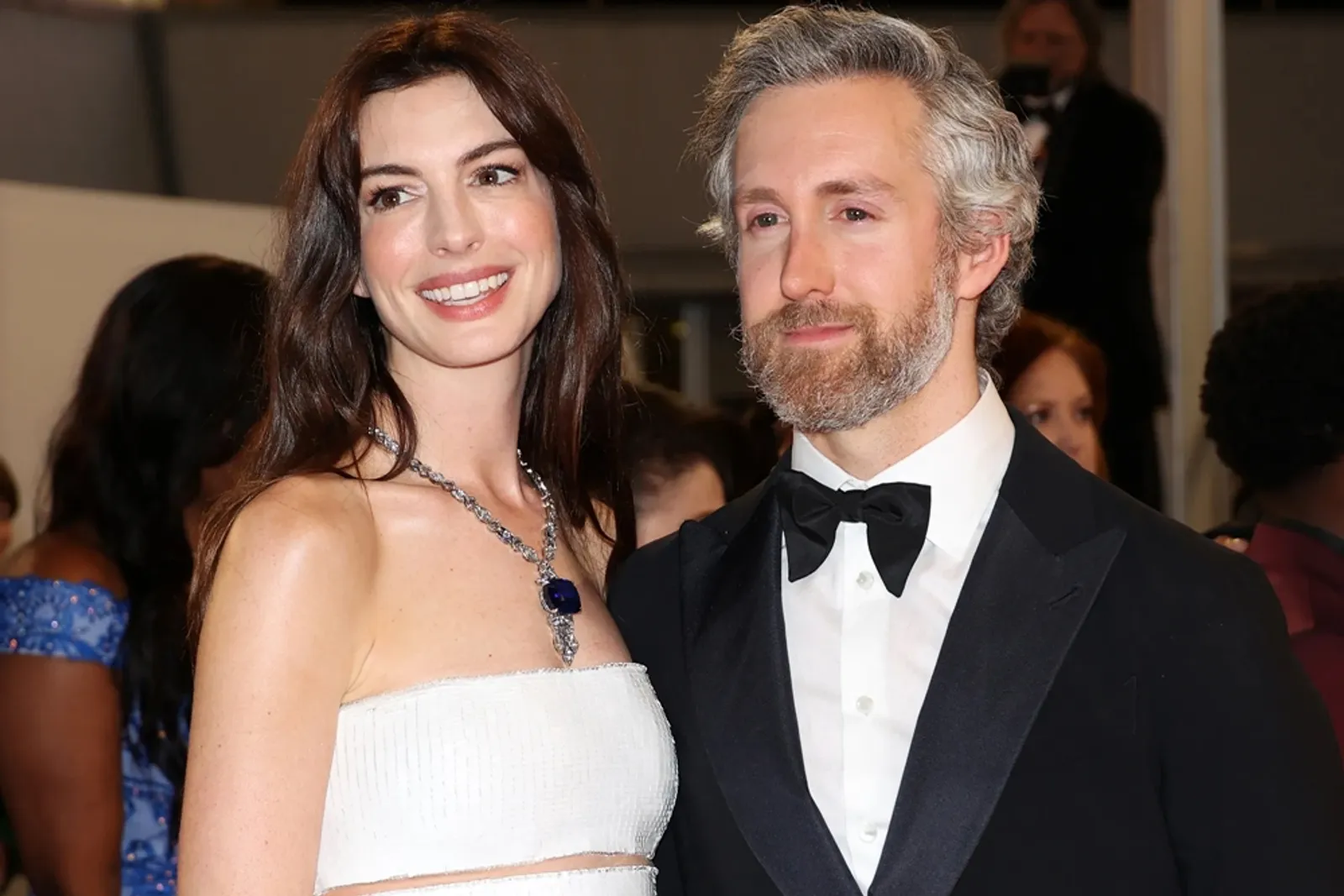 8 Potret Perjalanan Cinta Anne Hathaway dan Adam Shulman