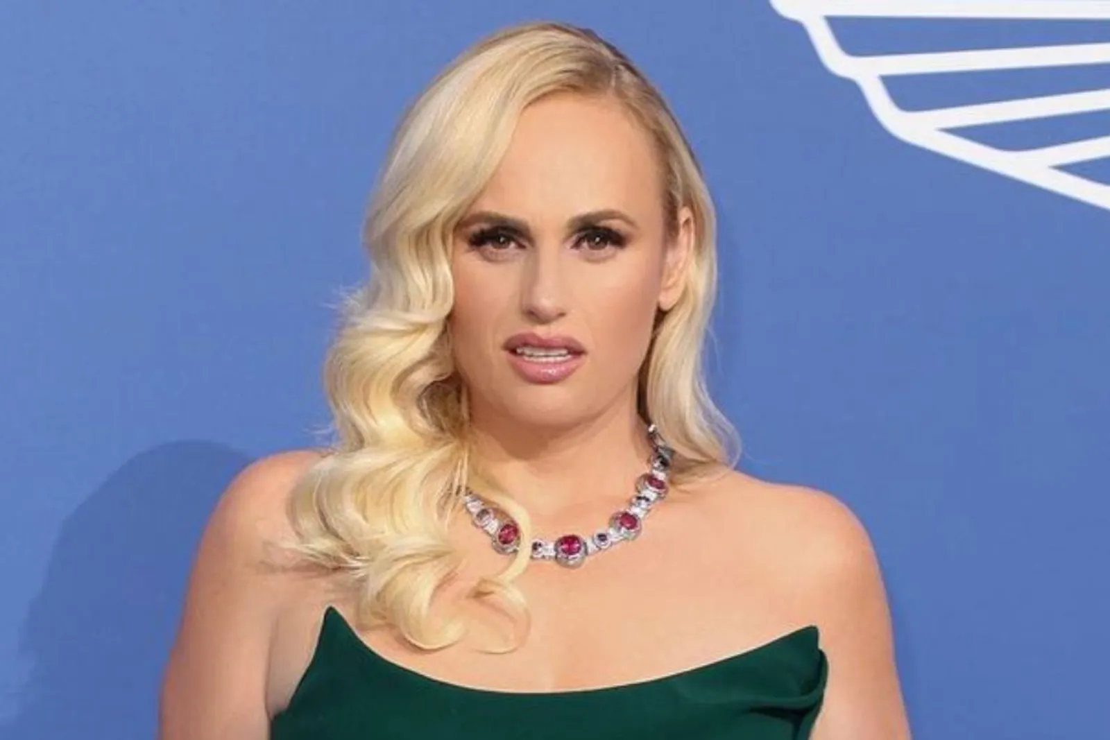 Makeup Look A la Rebel Wilson, Memukau Sekaligus Elegan