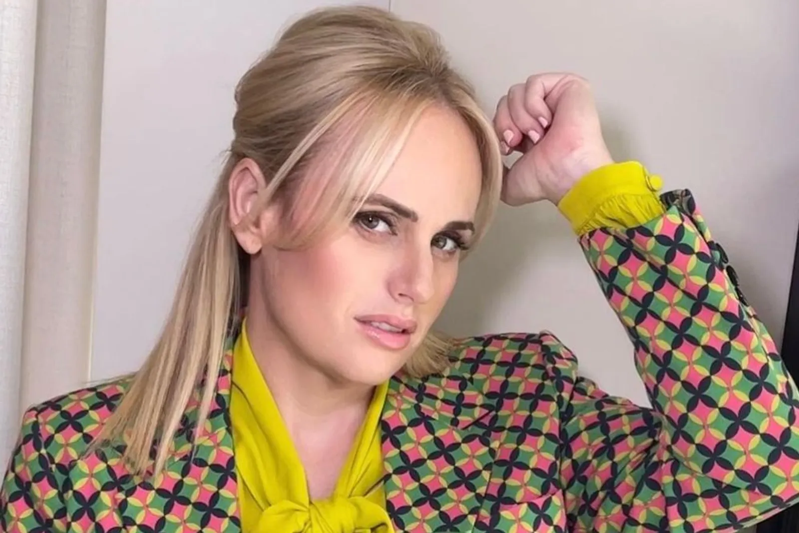 Makeup Look A la Rebel Wilson, Memukau Sekaligus Elegan