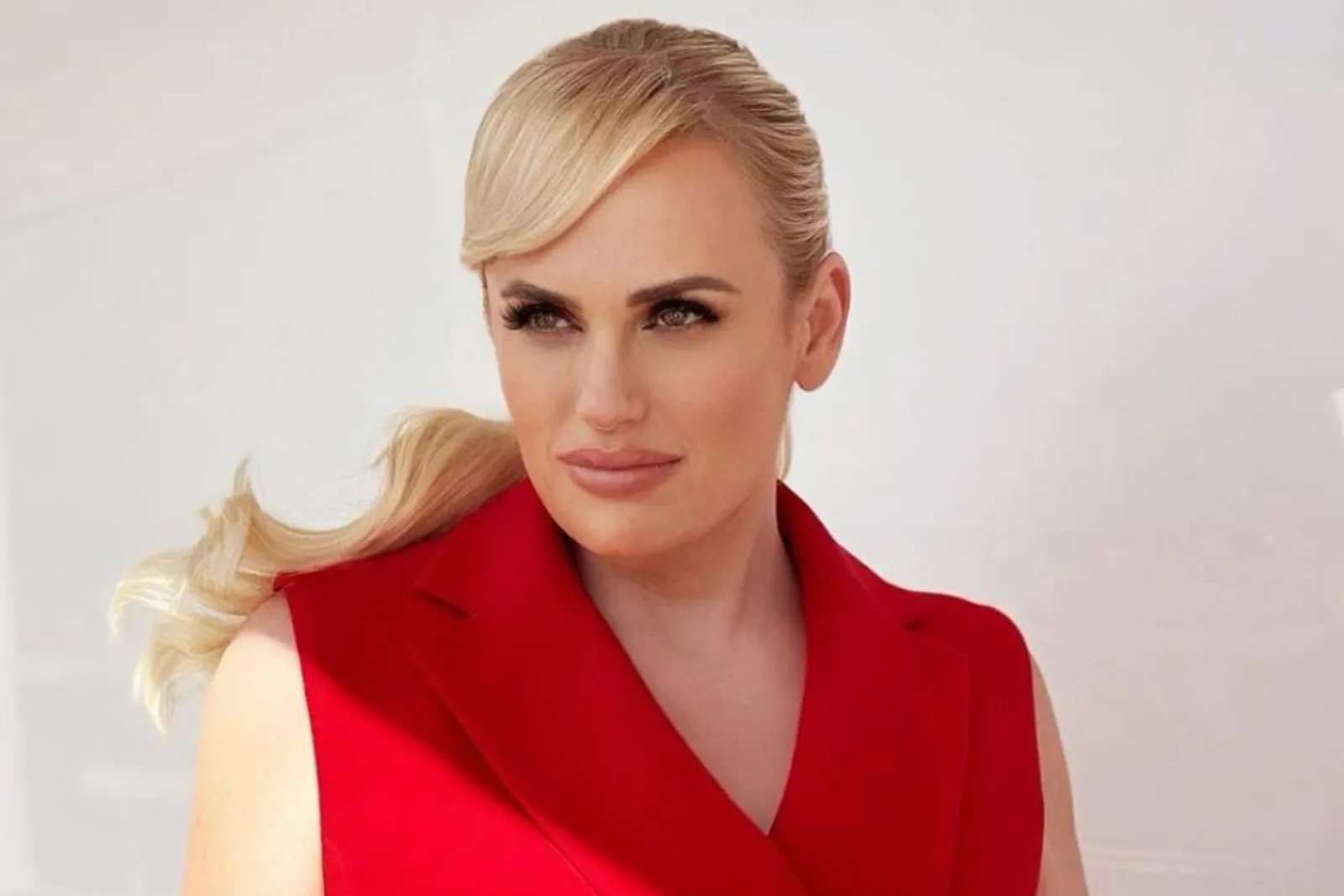 Makeup Look A la Rebel Wilson, Memukau Sekaligus Elegan