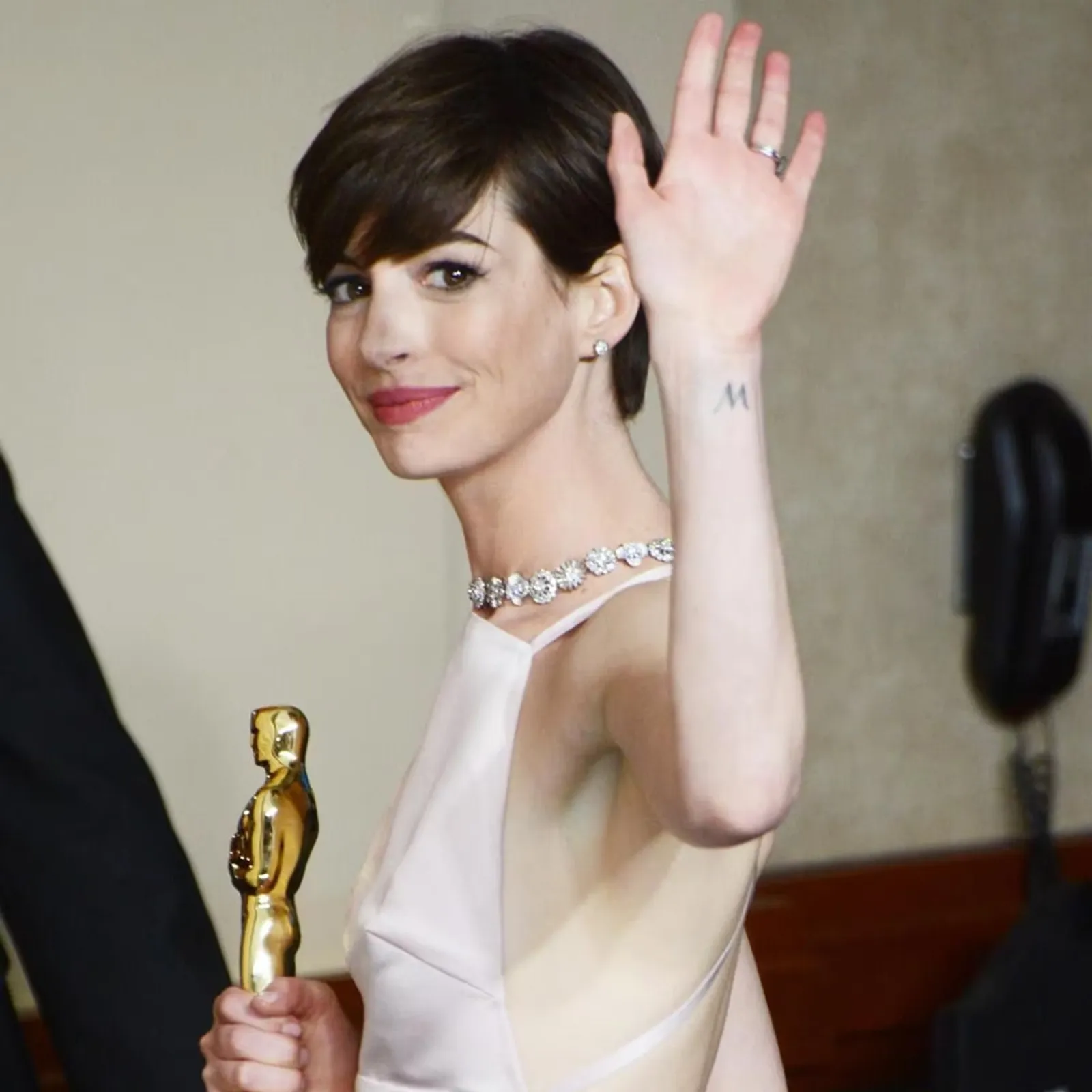 8 Potret Perjalanan Cinta Anne Hathaway dan Adam Shulman