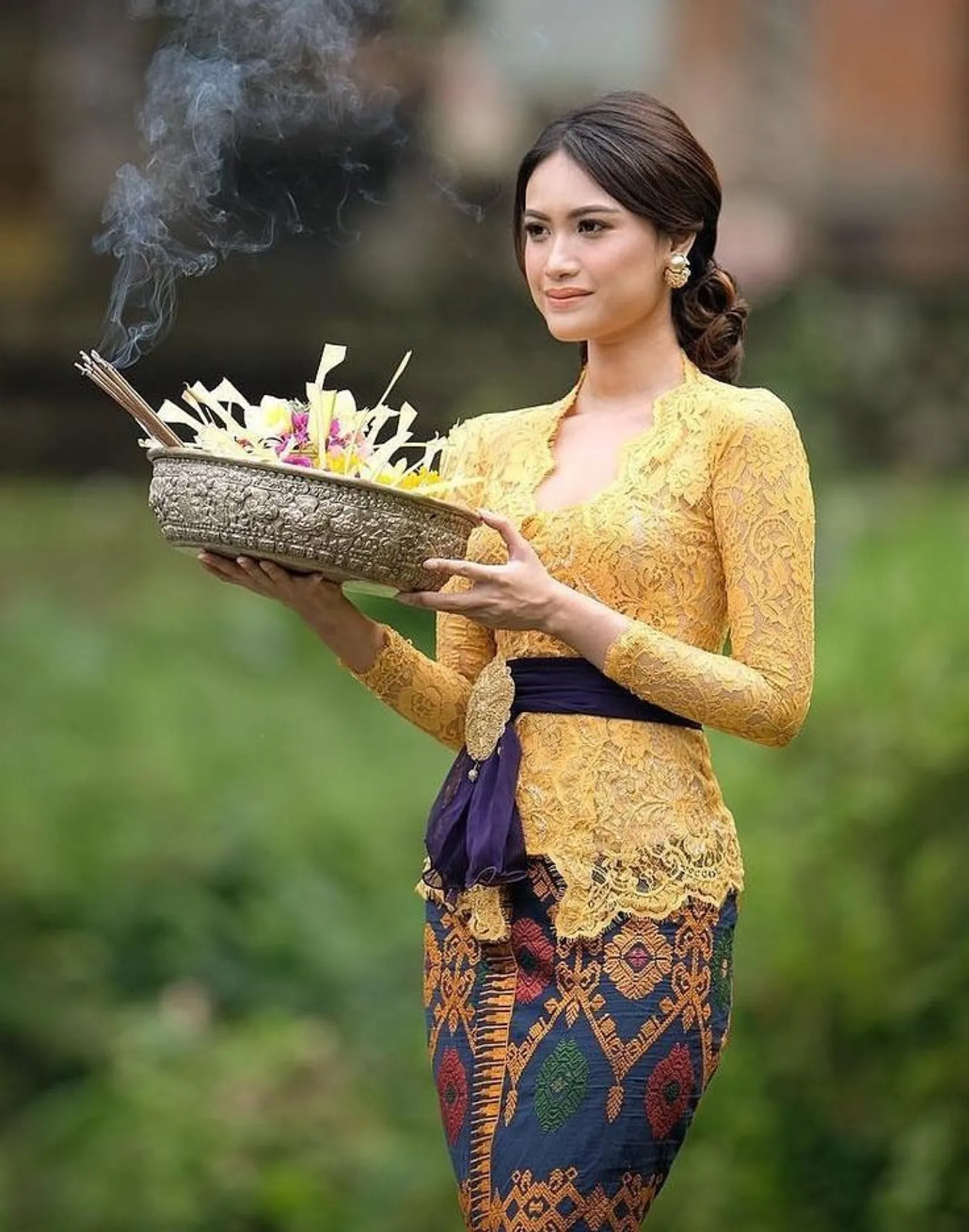 7 Warna Kebaya yang Cocok untuk Kulit Sawo Matang, Anggun!