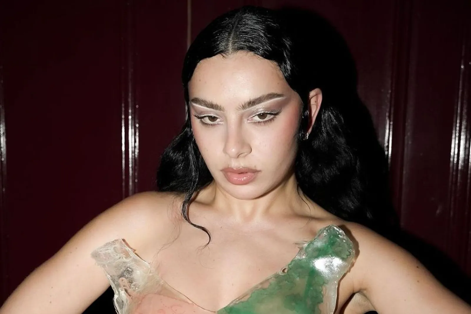 Glamour, Gaya Makeup Charli XCX yang Curi Perhatian 