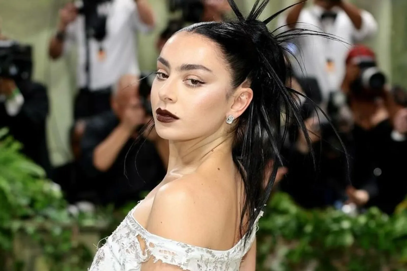 Glamour, Gaya Makeup Charli XCX yang Curi Perhatian 