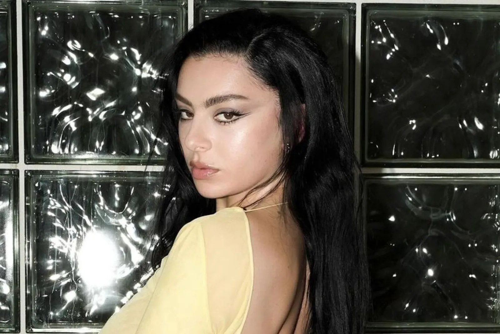 Glamour, Gaya Makeup Charli XCX yang Curi Perhatian 