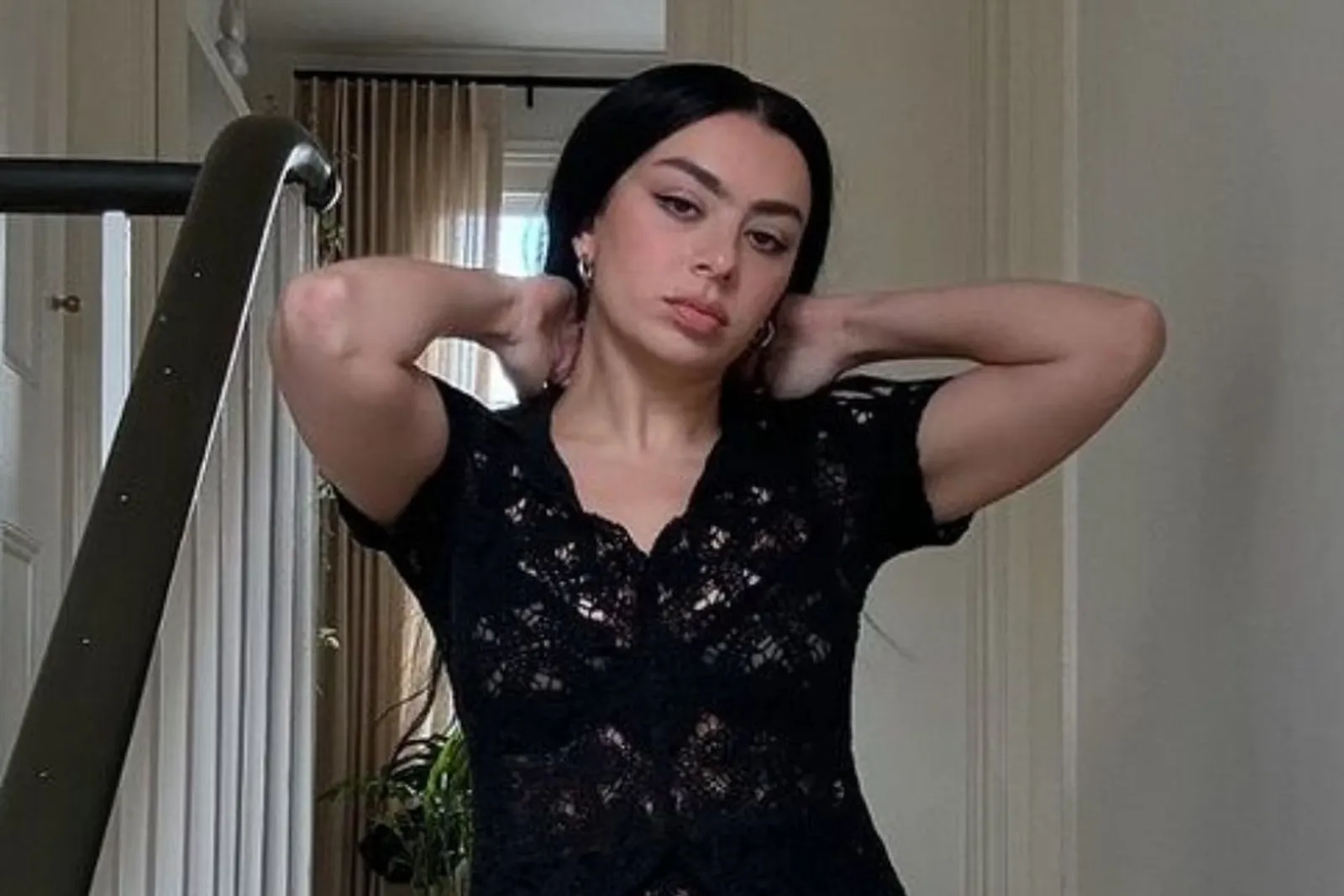 Glamour, Gaya Makeup Charli XCX yang Curi Perhatian 