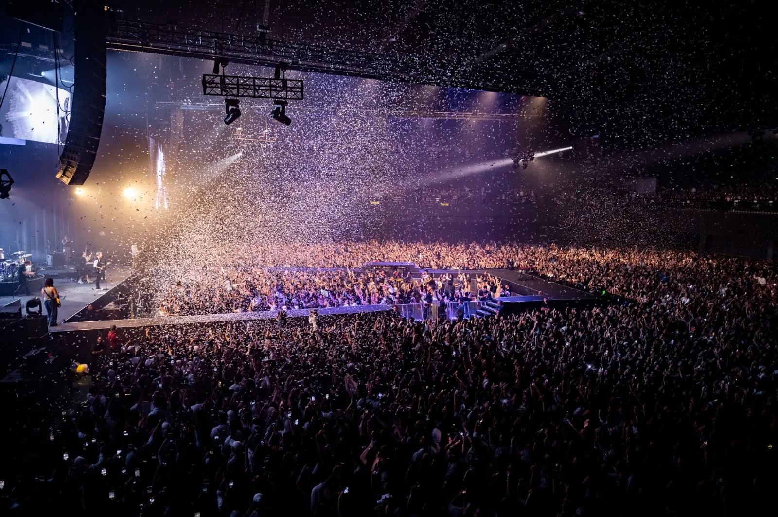 8 Momen Tak Terlupakan di Konser LANY Jakarta yang Bikin Fans Histeris