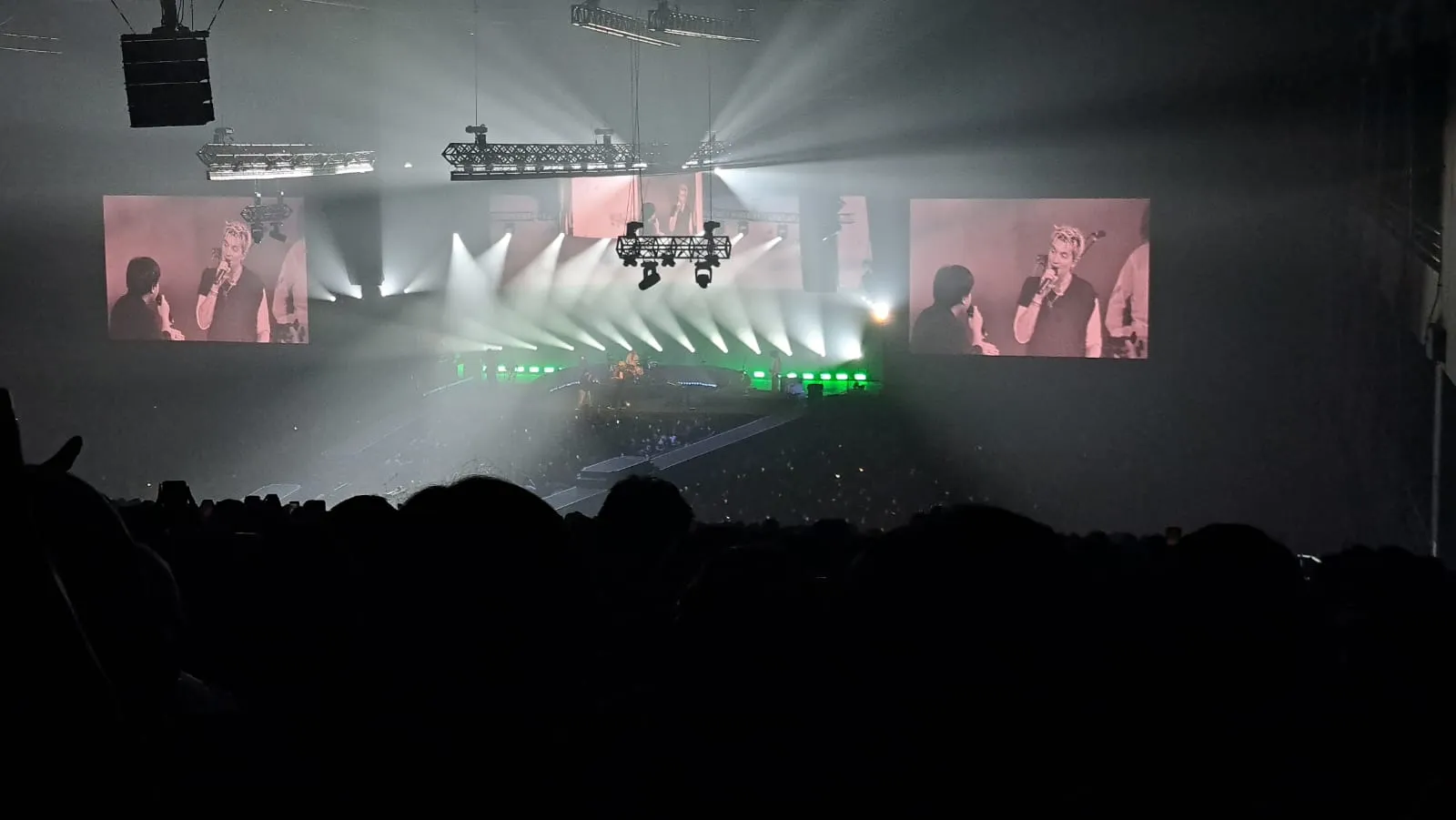 8 Momen Tak Terlupakan di Konser LANY Jakarta yang Bikin Fans Histeris