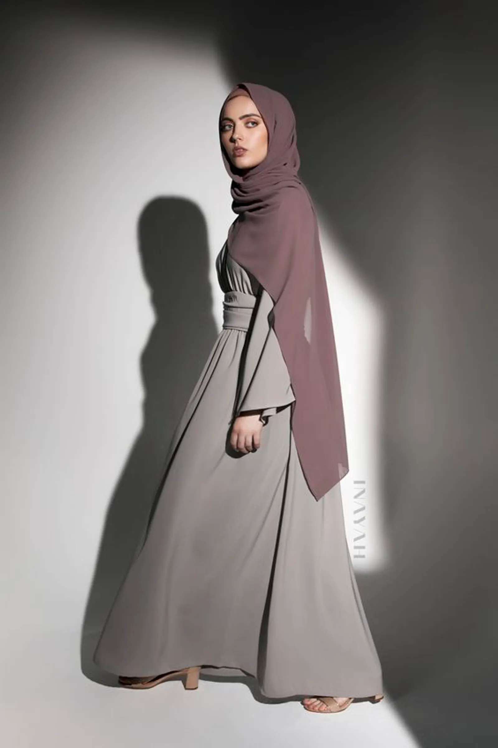 Baju Abu-Abu Cocok dengan Jilbab Warna Apa? Ini 10 Pilihannya