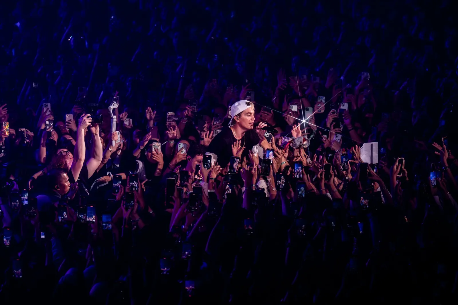 8 Momen Tak Terlupakan di Konser LANY Jakarta yang Bikin Fans Histeris