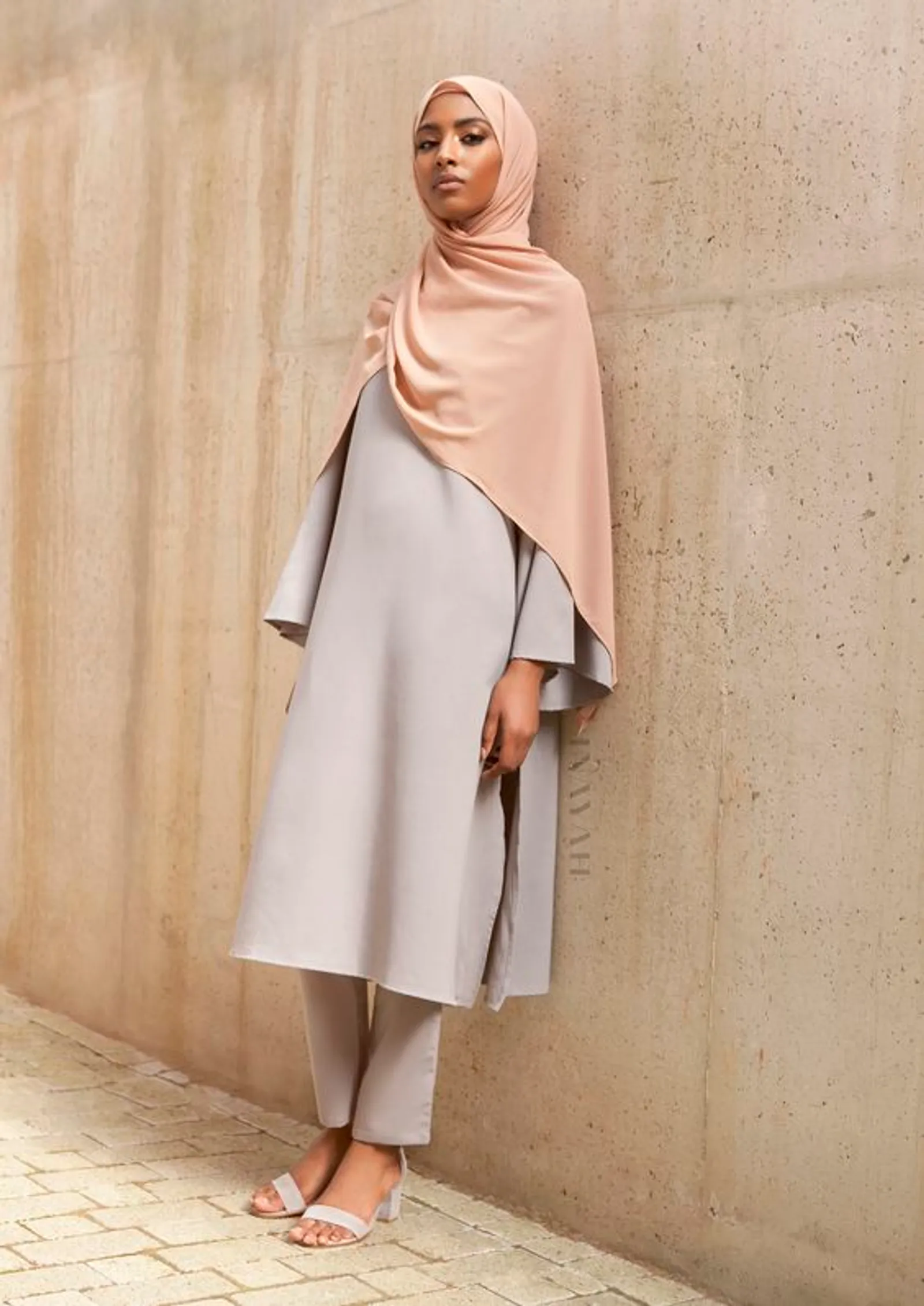 Baju Abu-Abu Cocok dengan Jilbab Warna Apa? Ini 10 Pilihannya