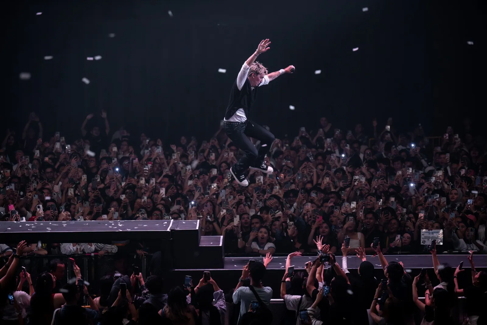 8 Momen Tak Terlupakan di Konser LANY Jakarta yang Bikin Fans Histeris