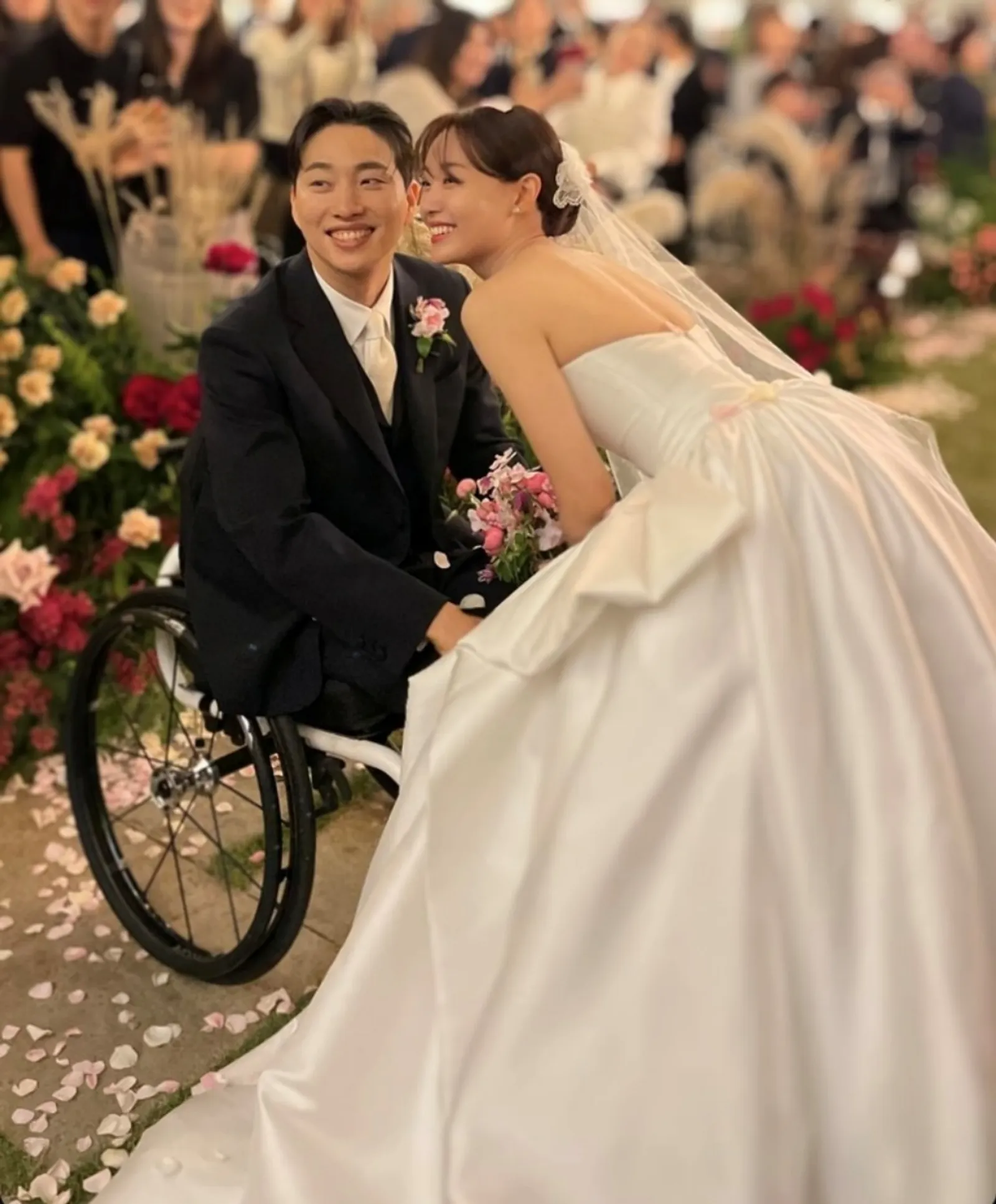 So Sweet! Intip 7 Momen Pernikahan Song Ji Eun dan Park We