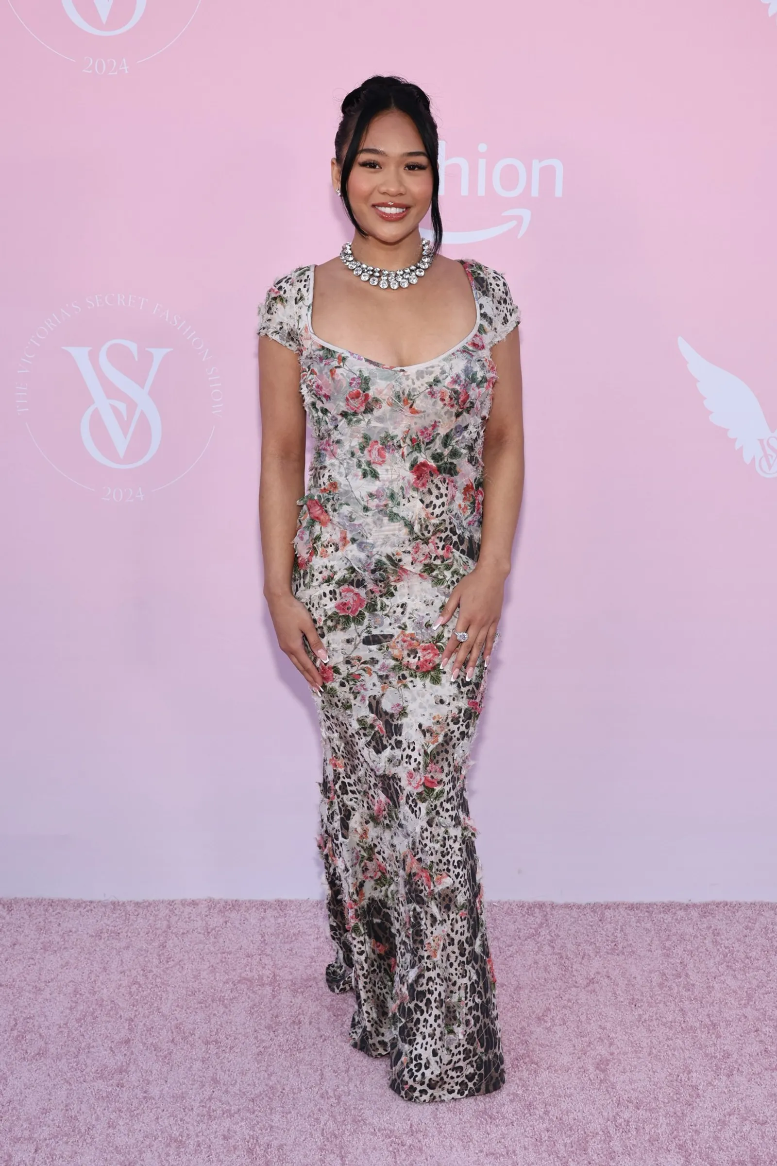 Gaya Artis saat Hadiri Pink Carpet Victoria’s Secret Fashion Show 2024