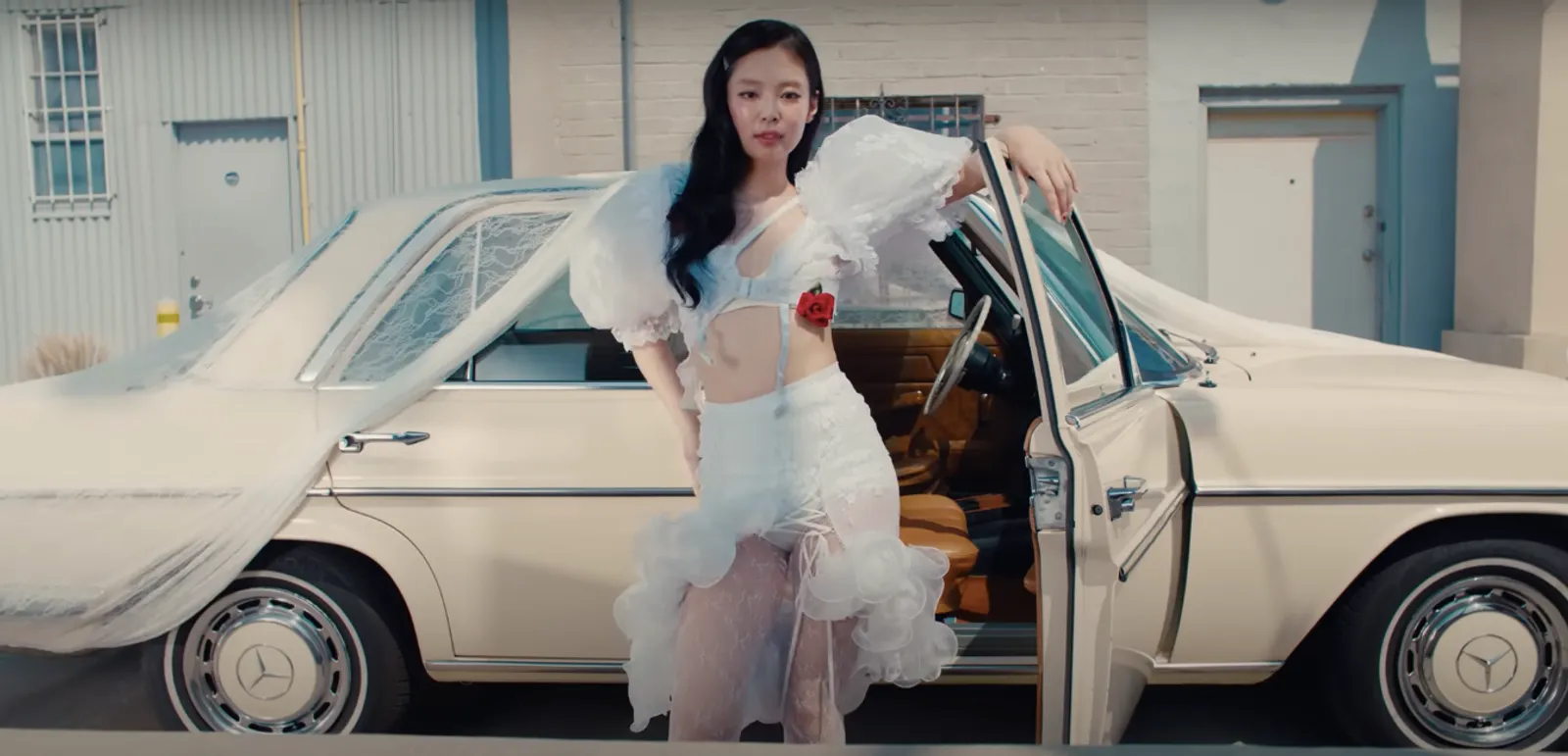 Gaya Kece Outfit Jennie di Music Video Terbaru 'Mantra'