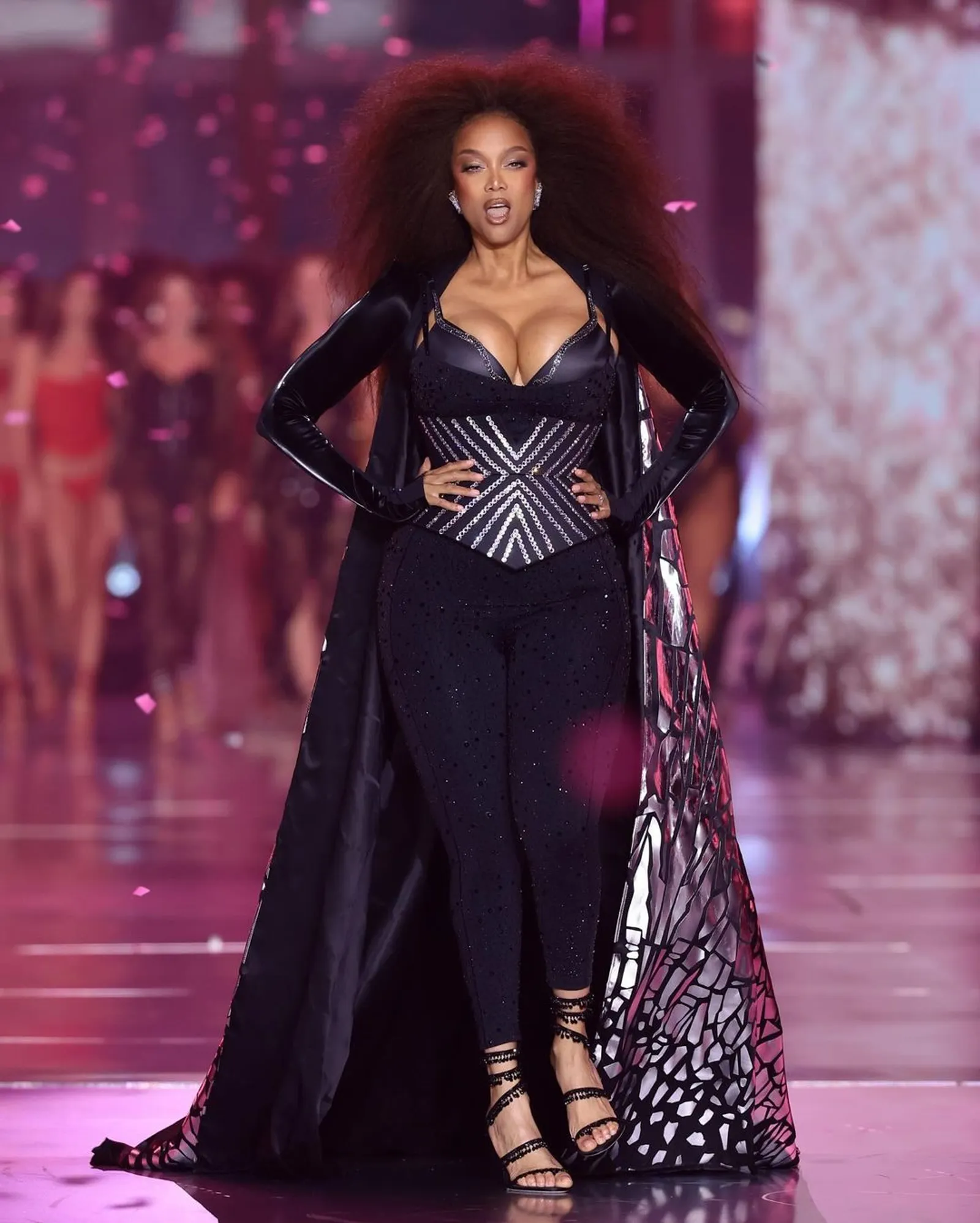 9 Model yang 'Comeback' di Runway Victoria's Secret Fashion Show 2024