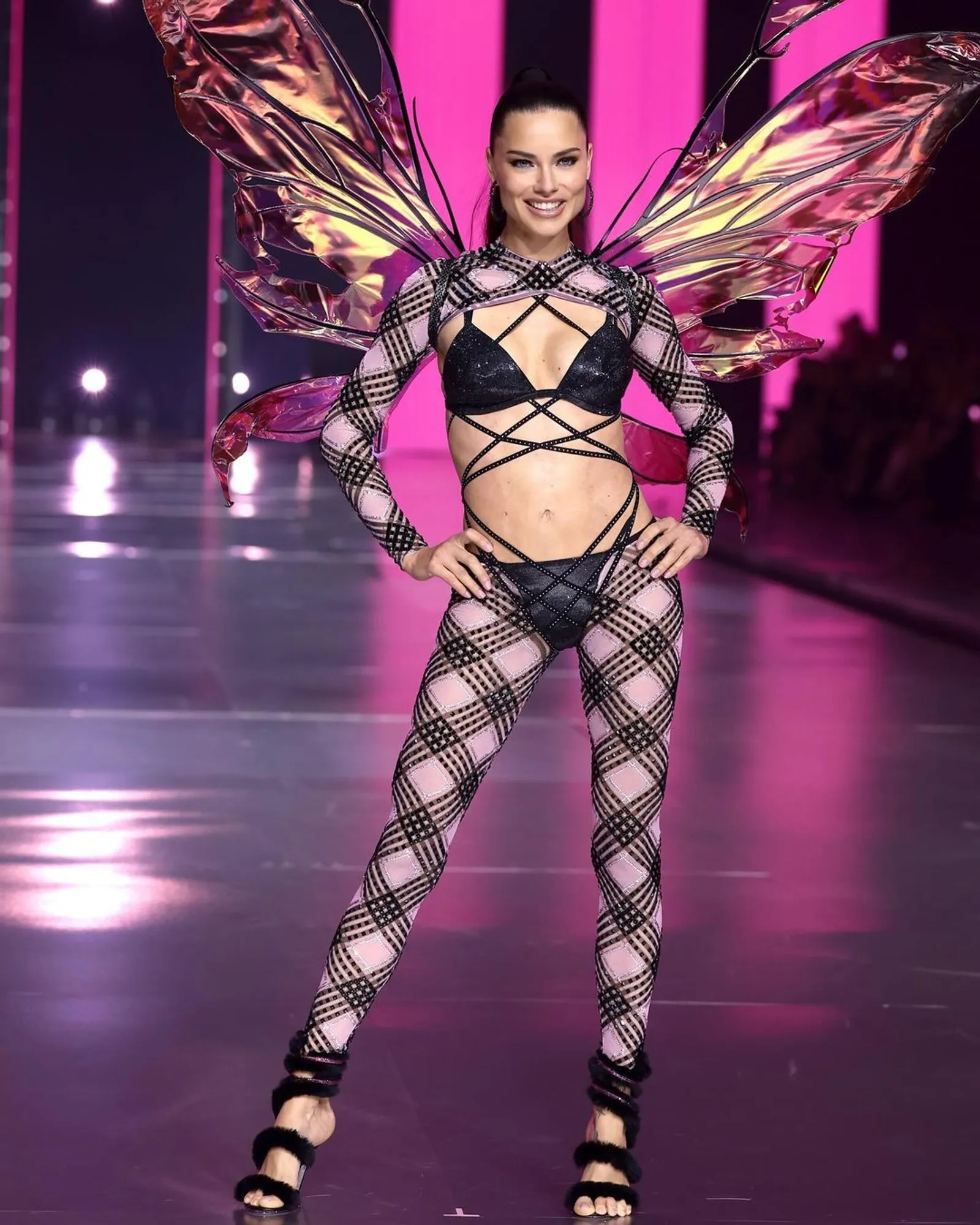 9 Model yang 'Comeback' di Runway Victoria's Secret Fashion Show 2024