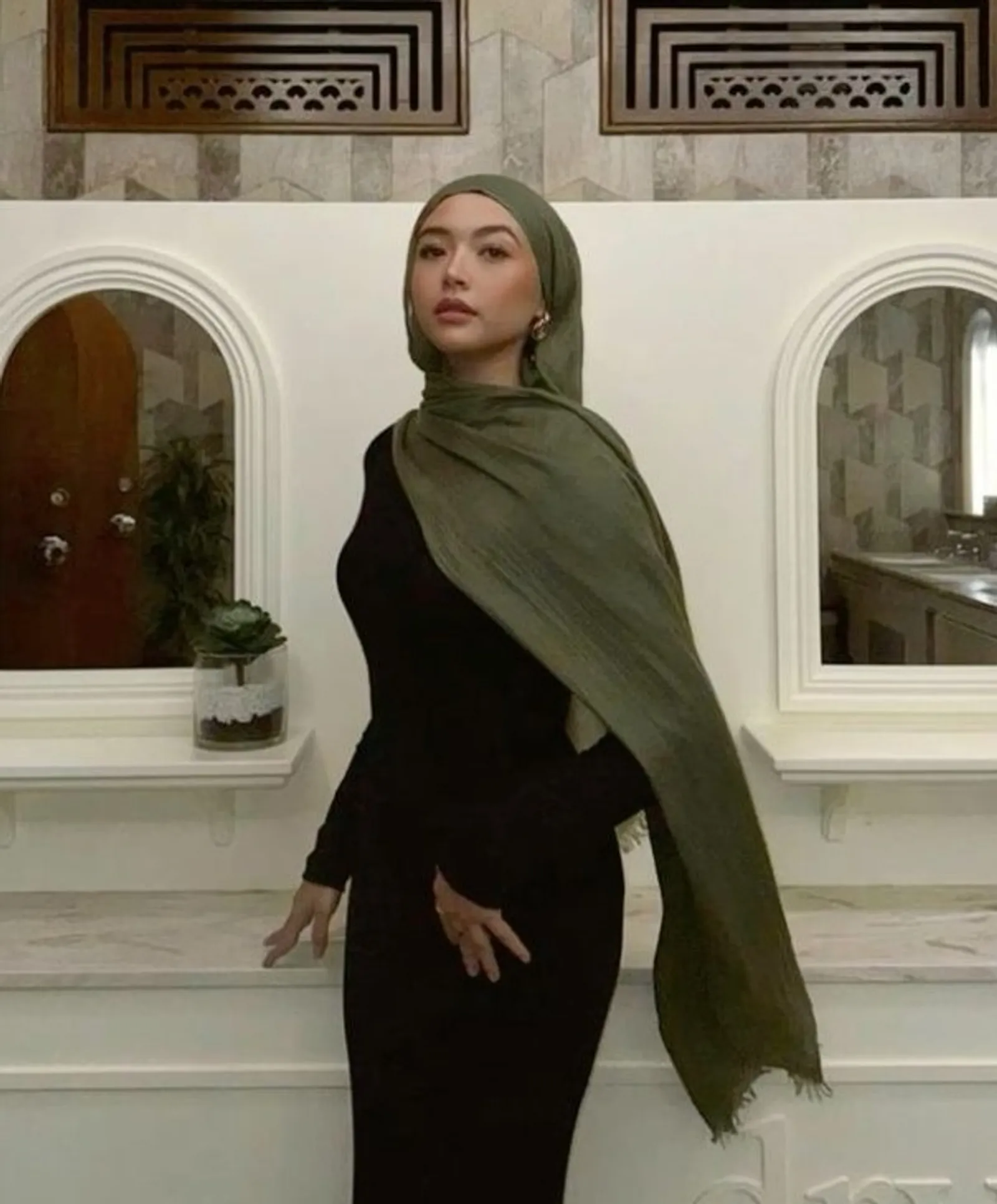 10 Warna Jilbab yang Cocok untuk Baju Hitam, Elegan!