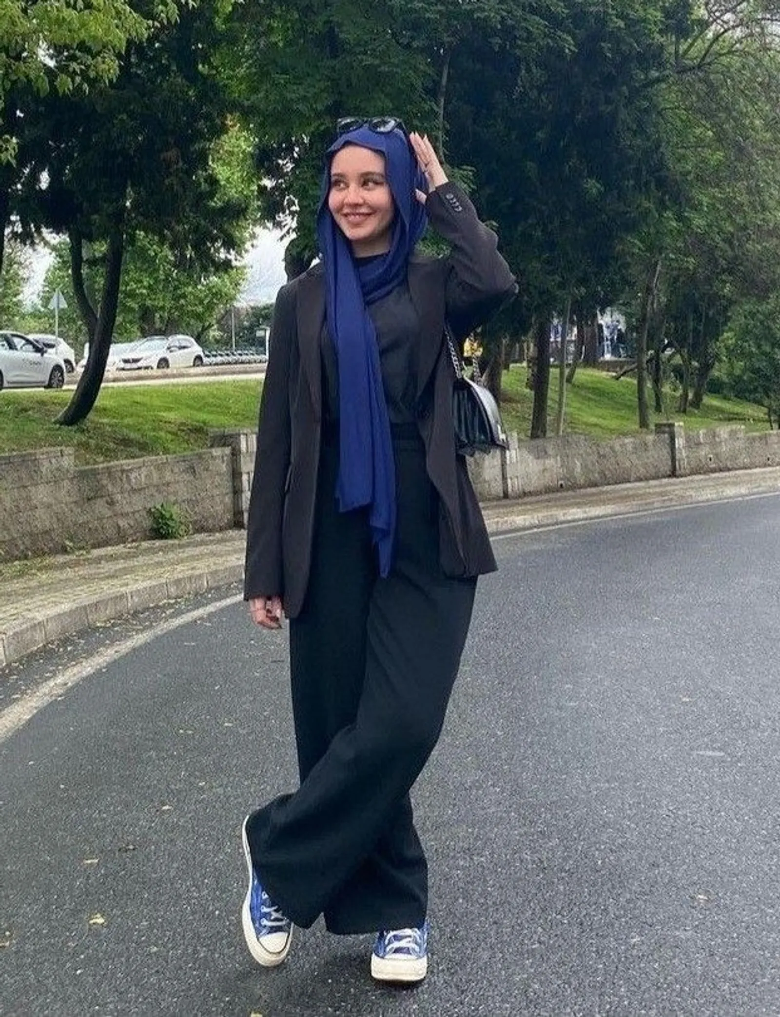 10 Warna Jilbab yang Cocok untuk Baju Hitam, Elegan!