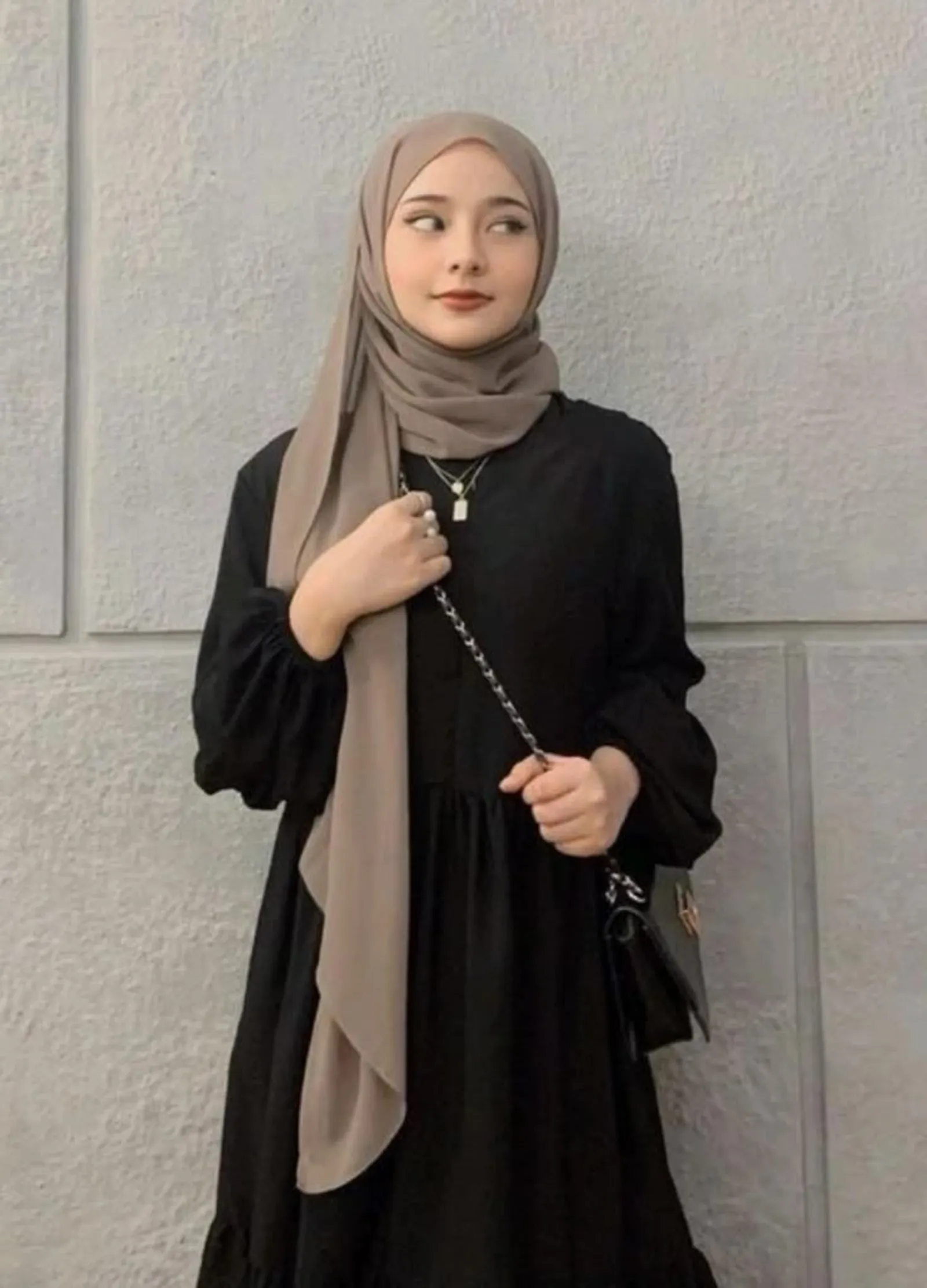 10 Warna Jilbab yang Cocok untuk Baju Hitam, Elegan!