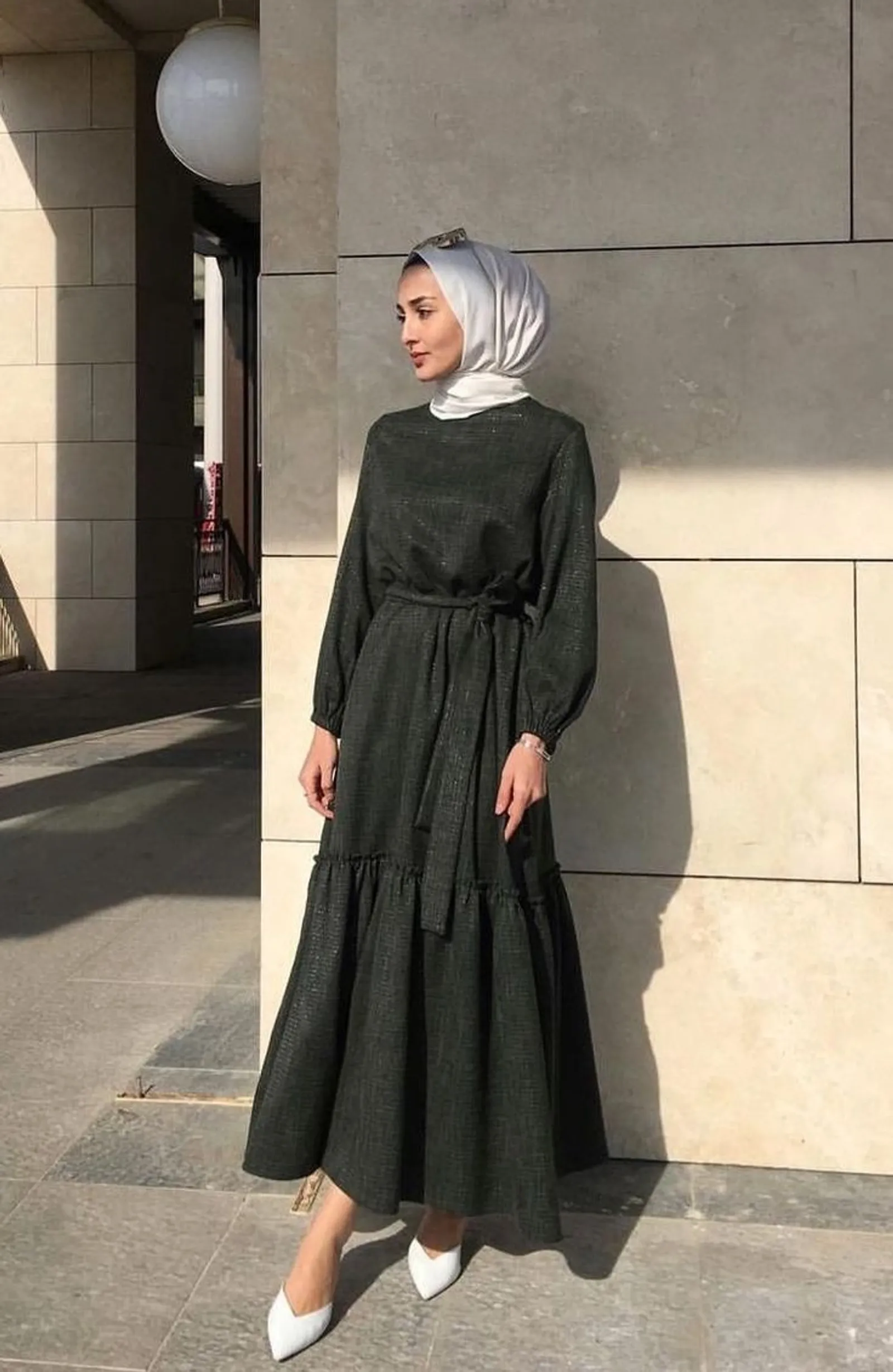 10 Warna Jilbab yang Cocok untuk Baju Hitam, Elegan!