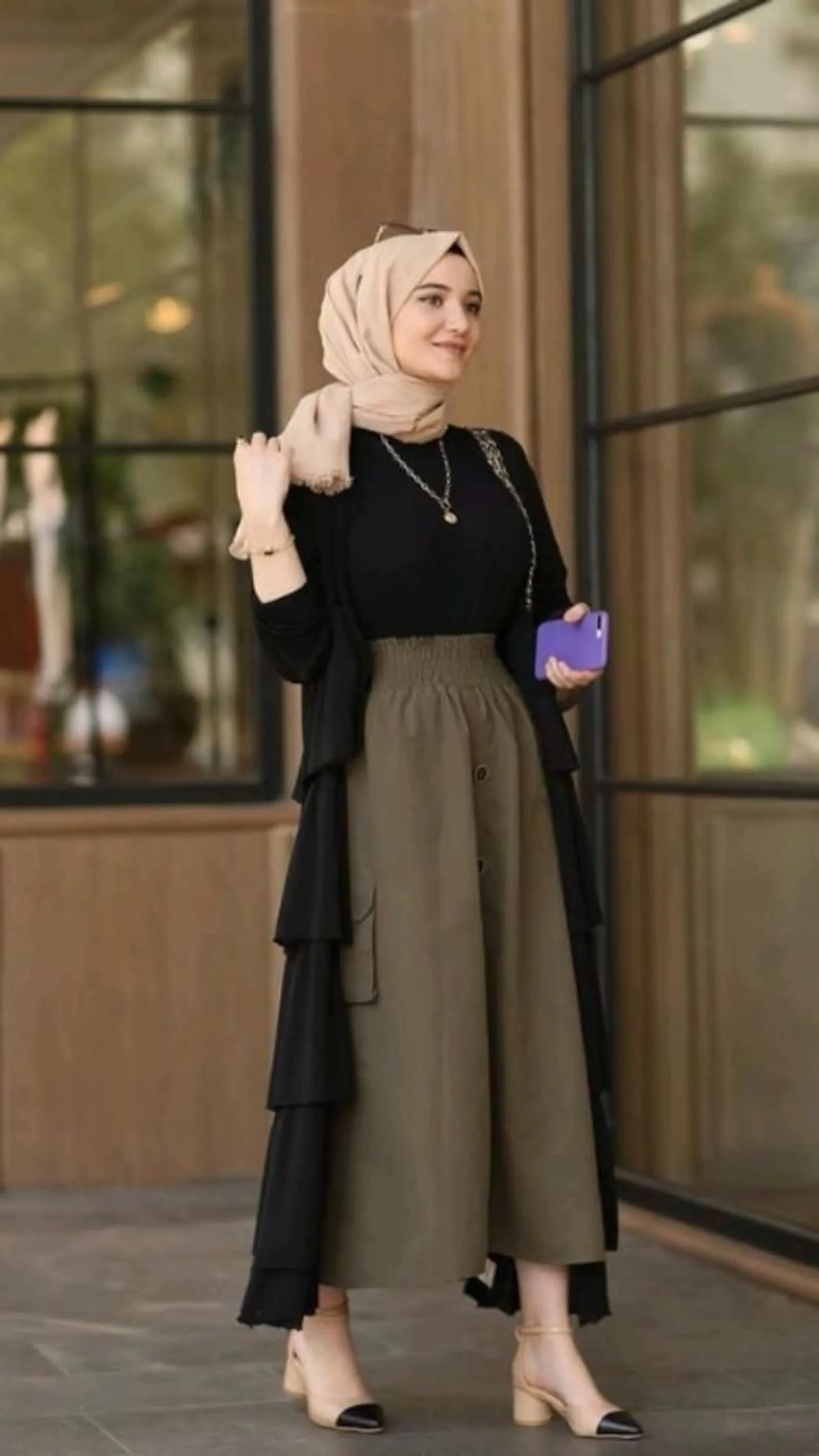 10 Warna Jilbab yang Cocok untuk Baju Hitam, Elegan!