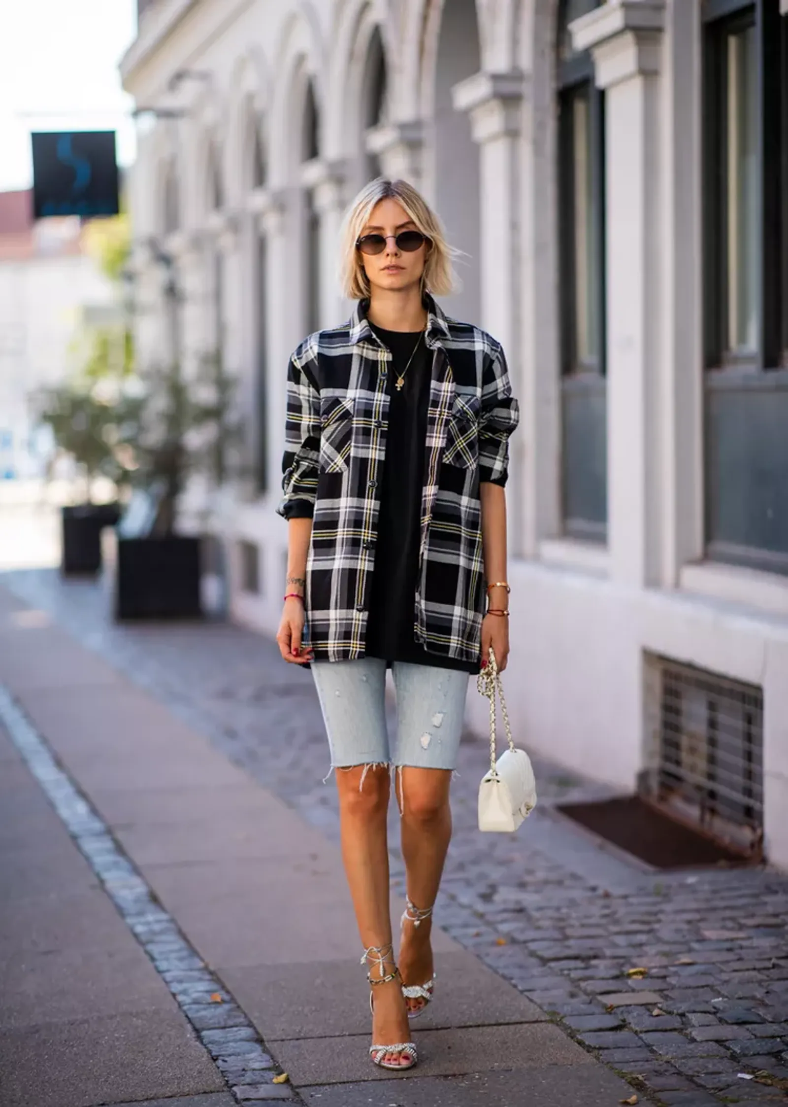 Cara Tampil Casually Chic dengan Outfit Kemeja Flanel Wanita Non Hijab