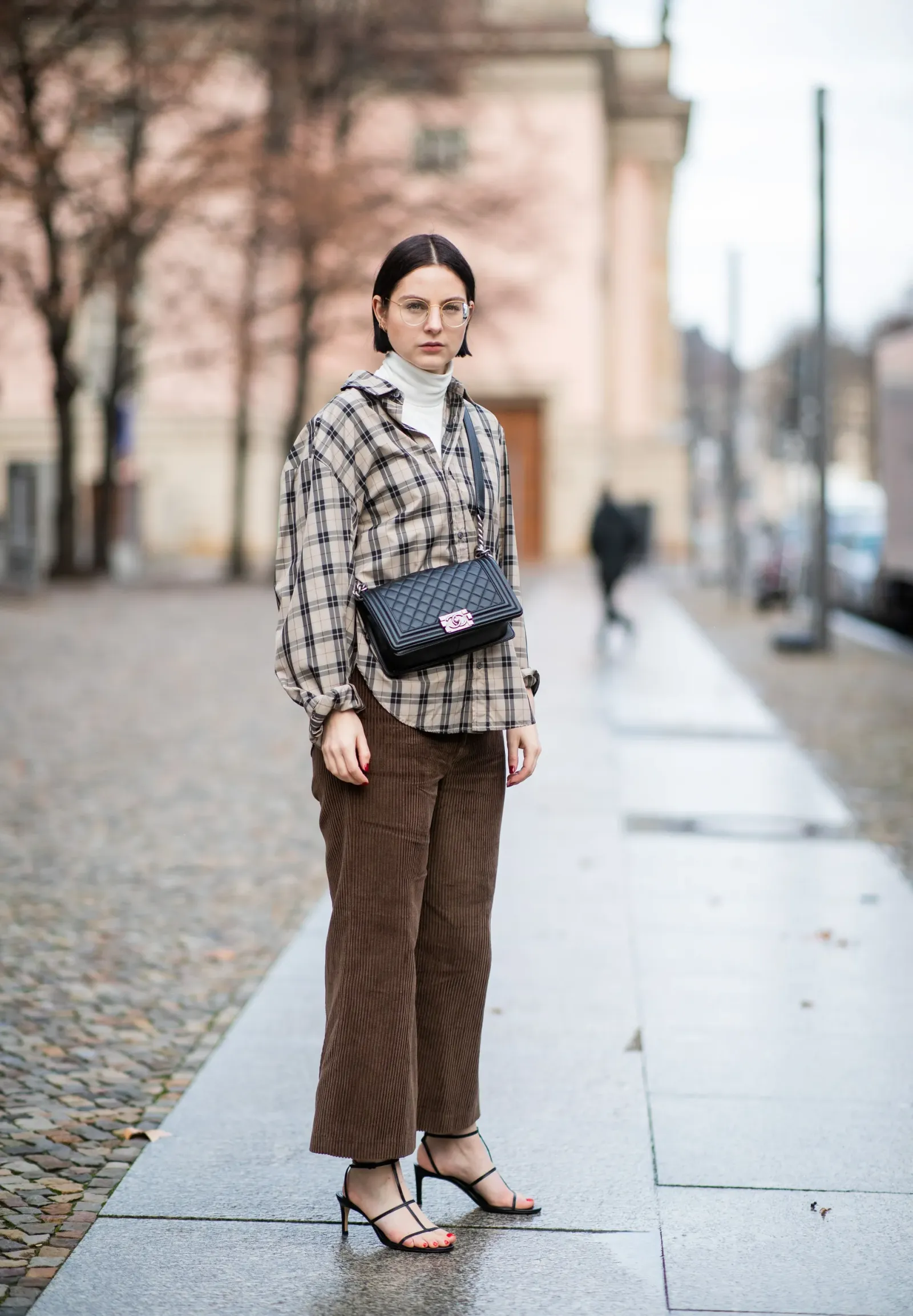 Cara Tampil Casually Chic dengan Outfit Kemeja Flanel Wanita Non Hijab