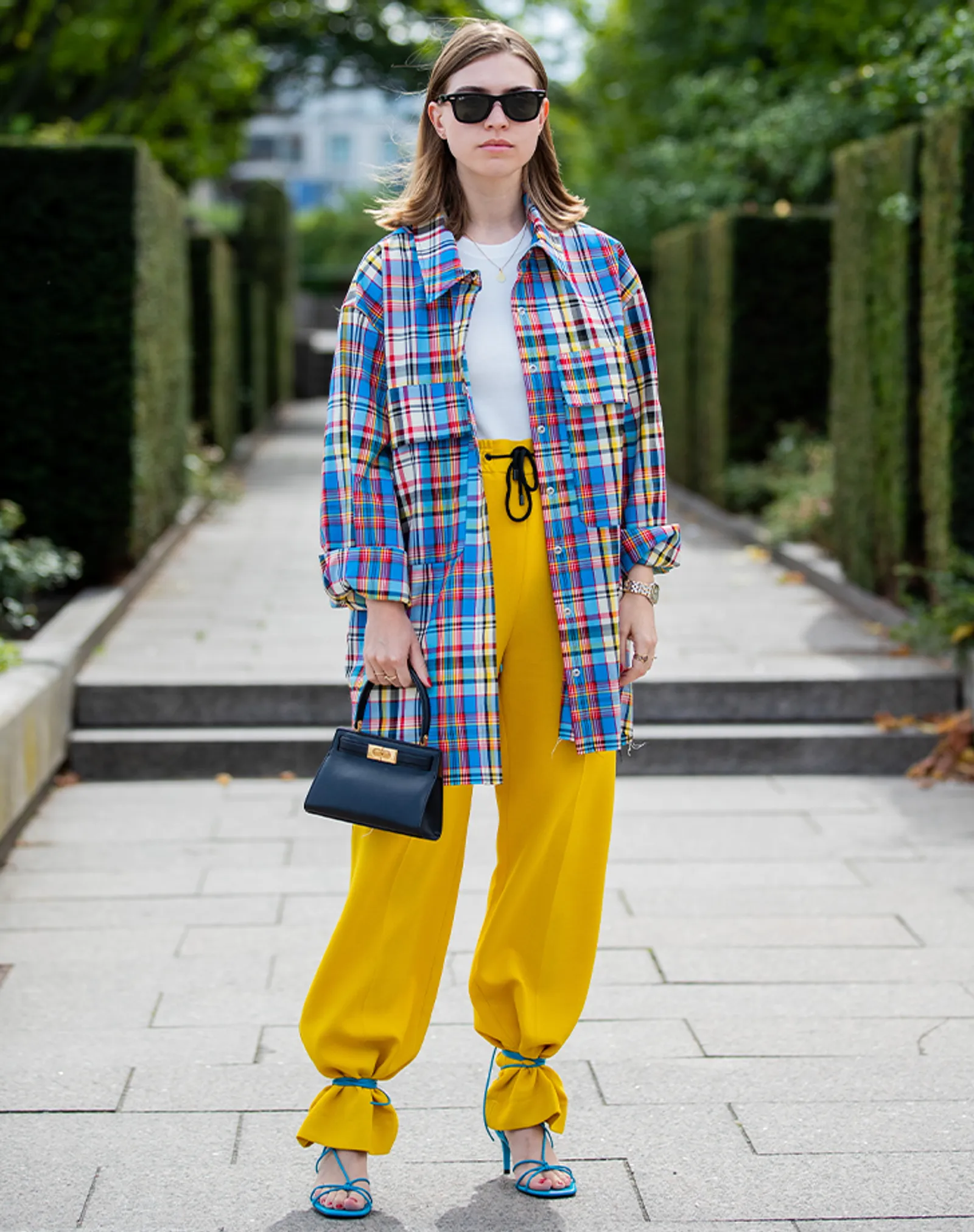 Cara Tampil Casually Chic dengan Outfit Kemeja Flanel Wanita Non Hijab