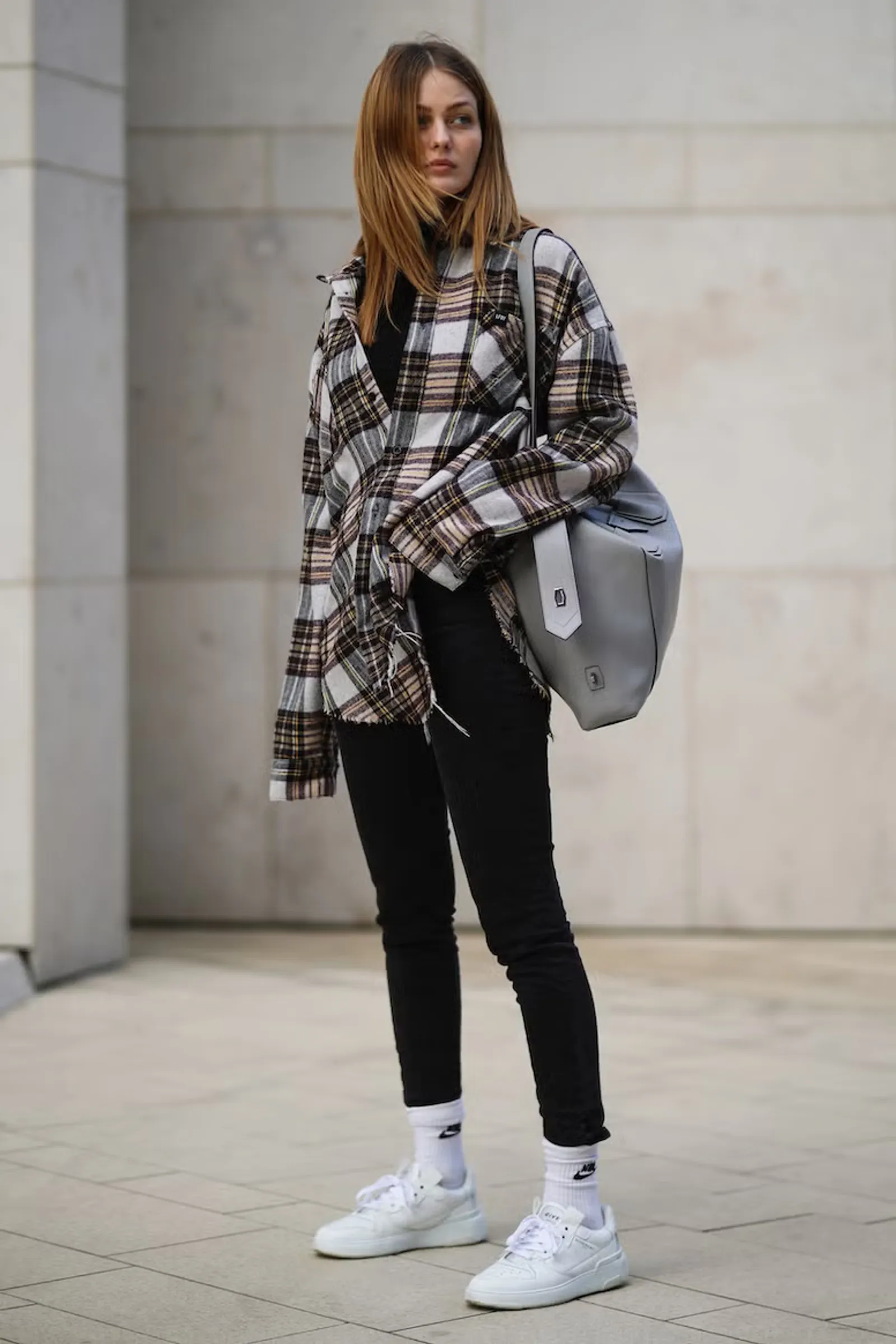 Cara Tampil Casually Chic dengan Outfit Kemeja Flanel Wanita Non Hijab