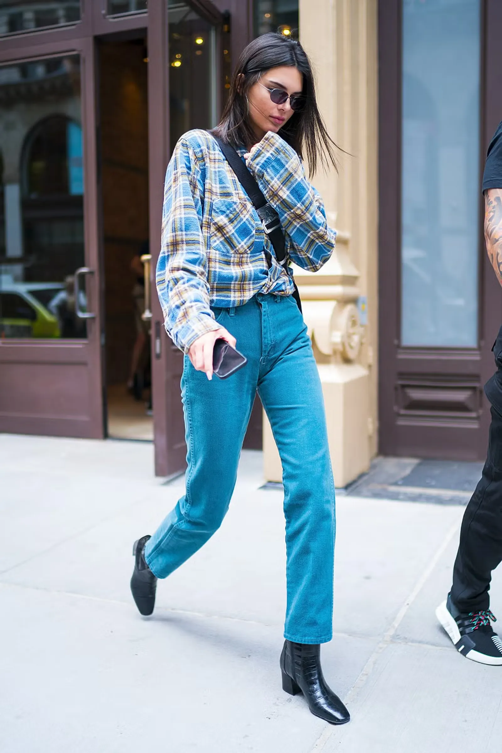 Cara Tampil Casually Chic dengan Outfit Kemeja Flanel Wanita Non Hijab