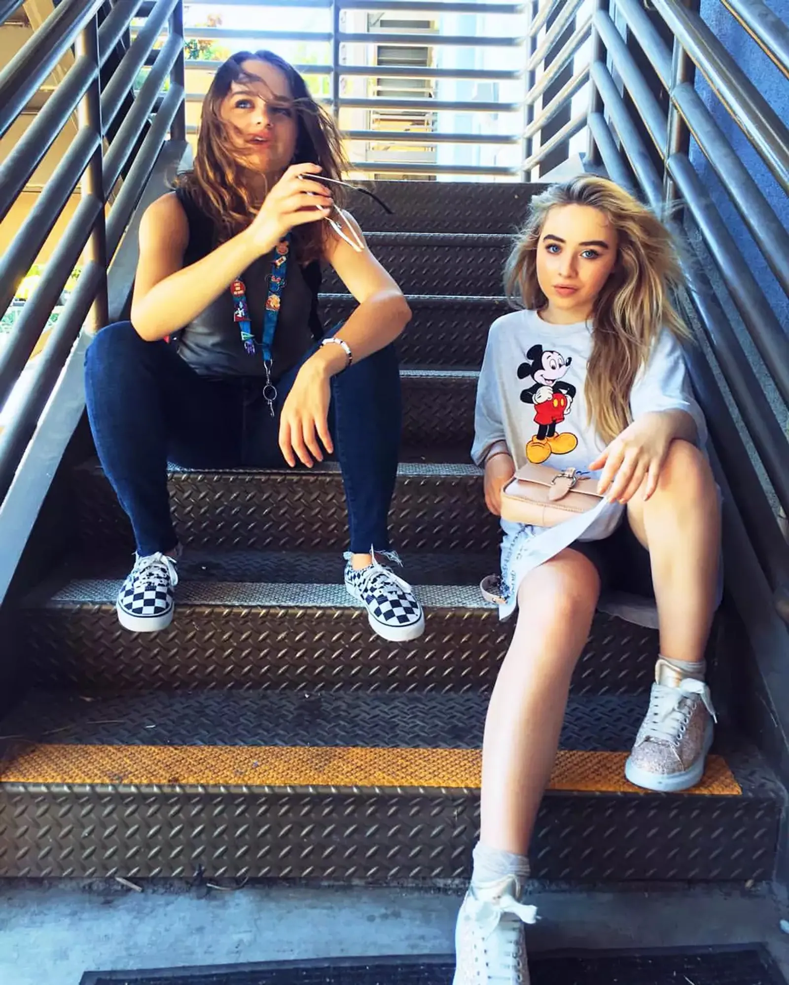 8 Momen Manis Persahabatan Sabrina Carpenter dan Joey King, Gemas!