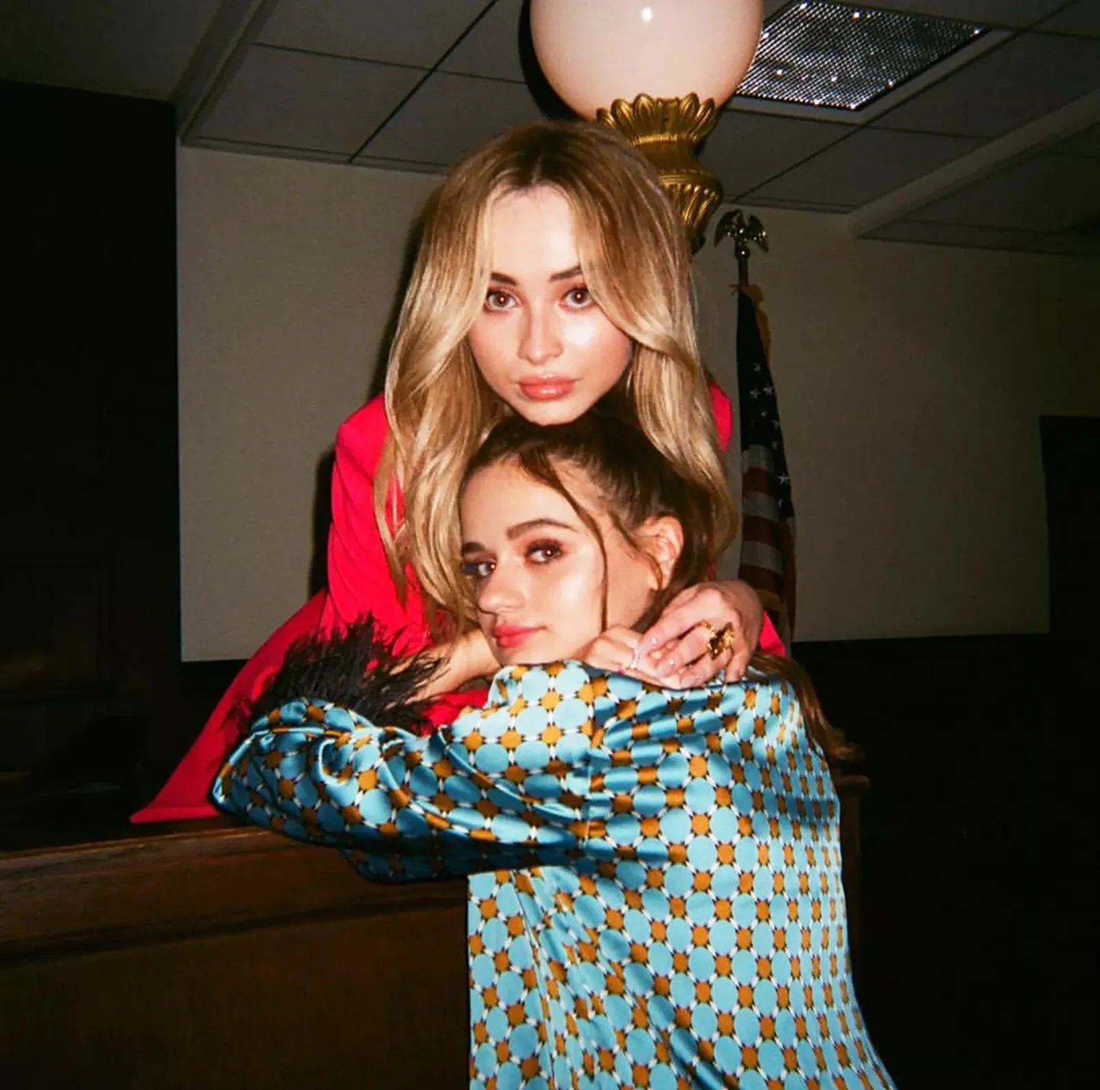 8 Momen Manis Persahabatan Sabrina Carpenter dan Joey King, Gemas!