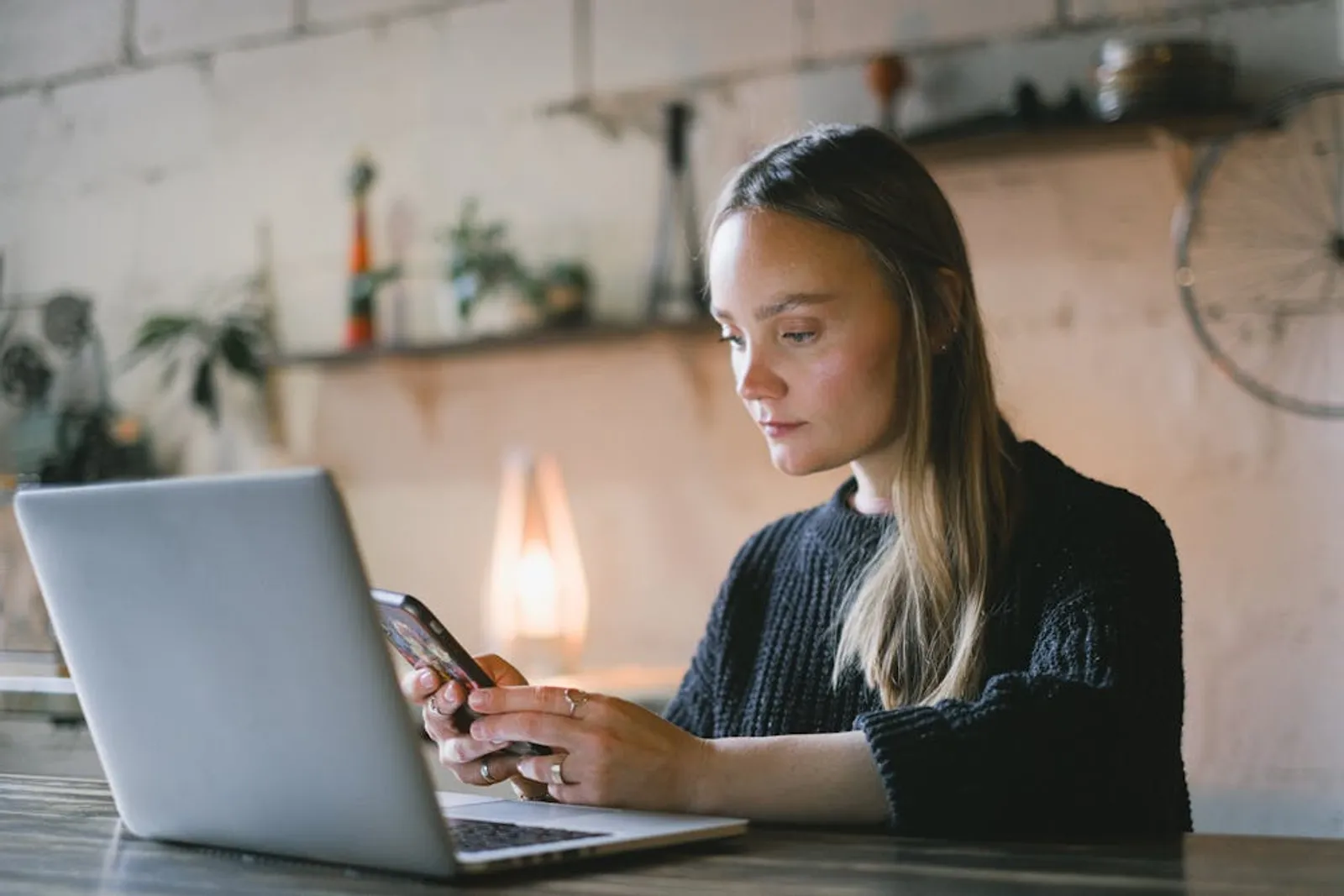 8 Ciri Istri Selingkuh Lewat HP yang Harus Diwaspadai