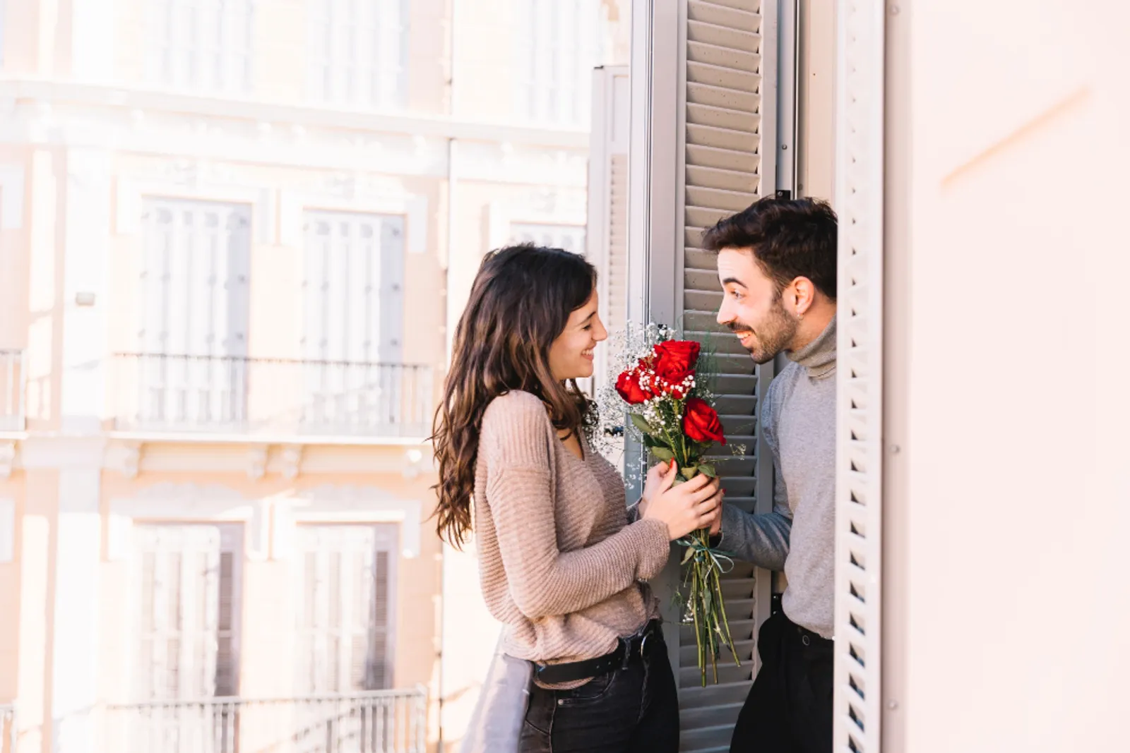 Romantis Adalah Unjuk Rasa Cinta, Ini 9 Ciri Sikapnya dalam Hubungan