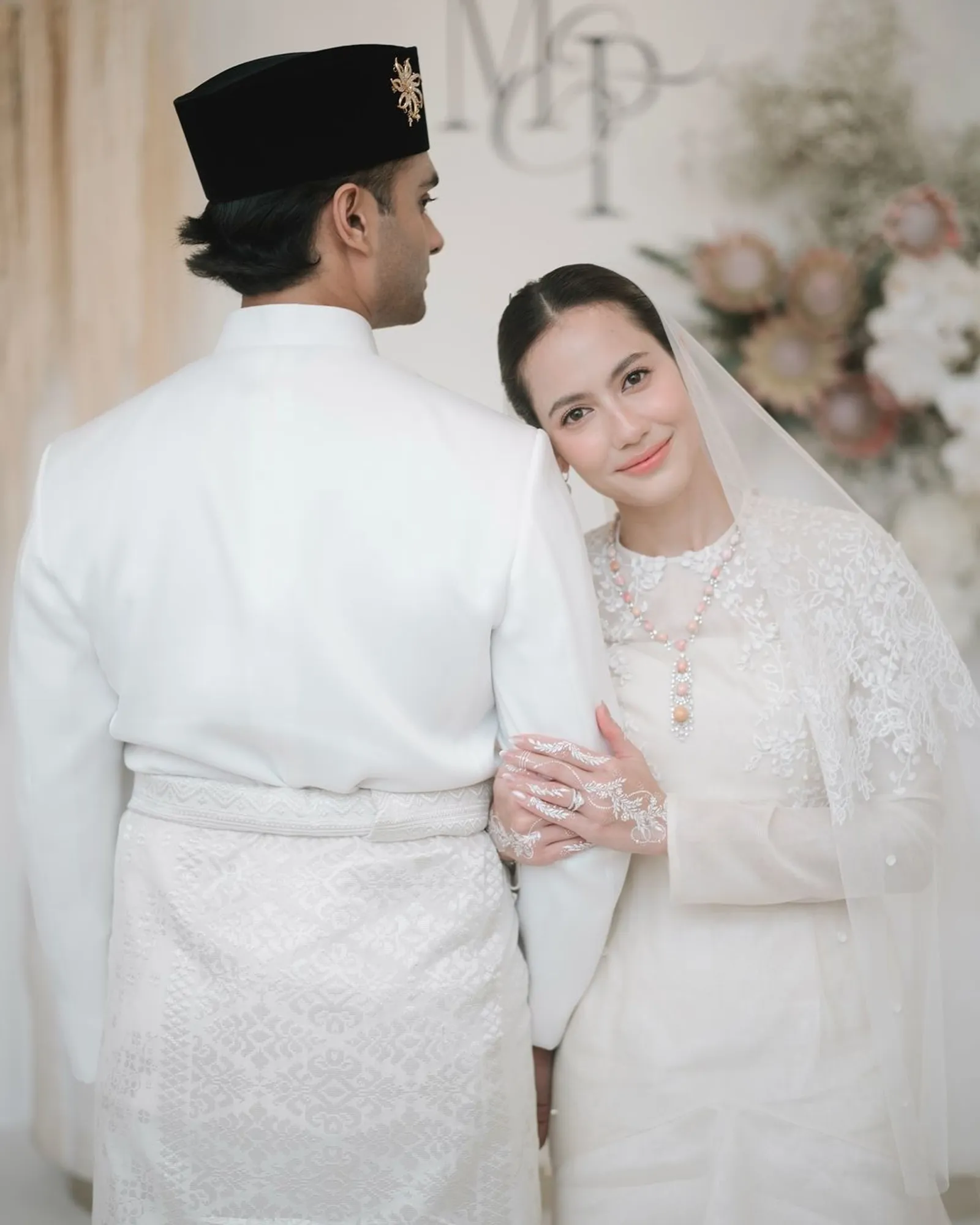 Pevita Pearce Tampil Elegan di Momen Pernikahannya dengan Mirzan Meer