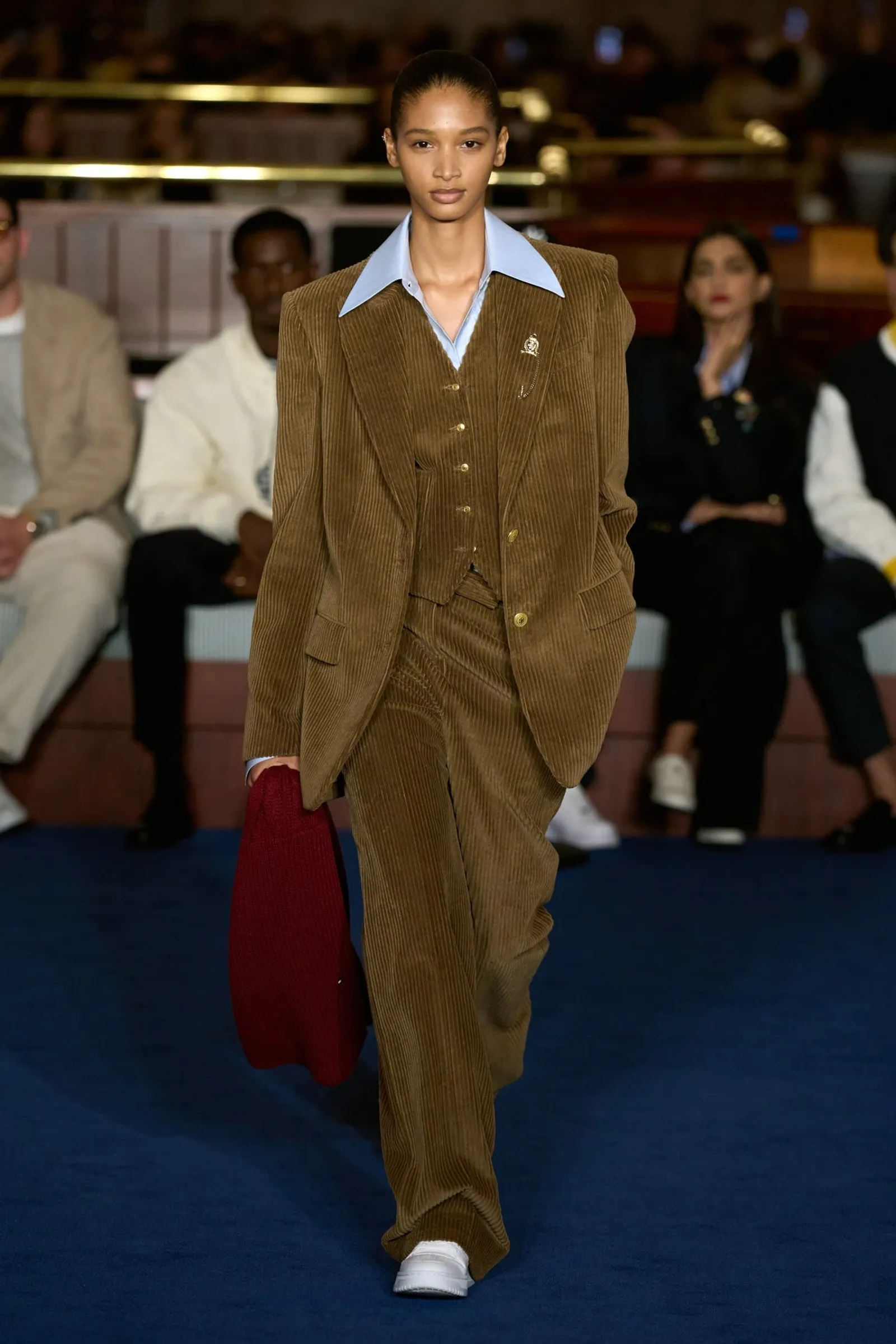 Deretan Celana Corduroy Branded Trendi yang Hiasi Panggung Runway