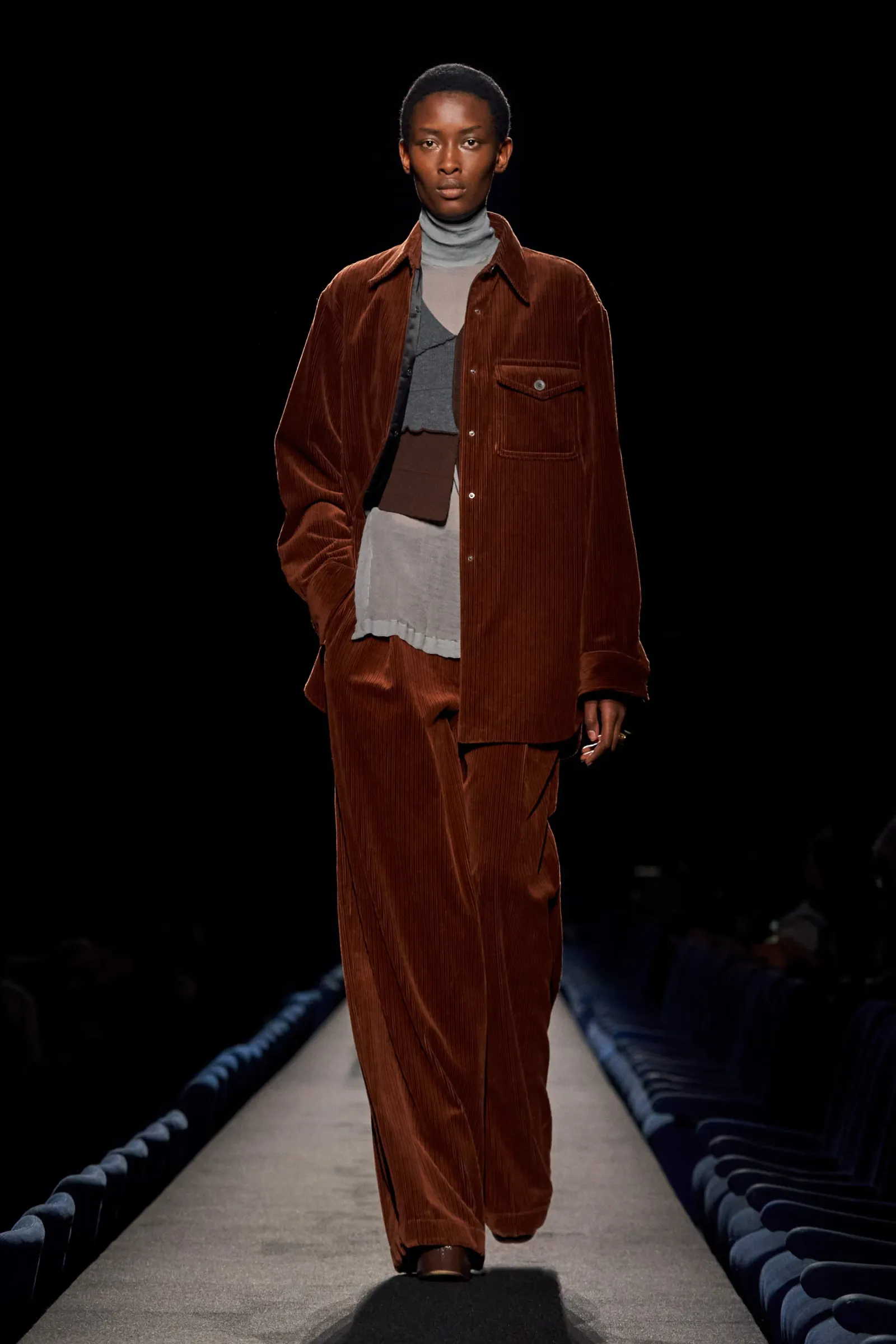 Deretan Celana Corduroy Branded Trendi yang Hiasi Panggung Runway