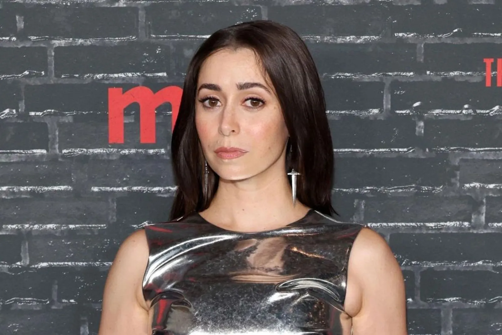 Natural Hingga Bold, Makeup Look Cristin Milioti Curi Perhatian 