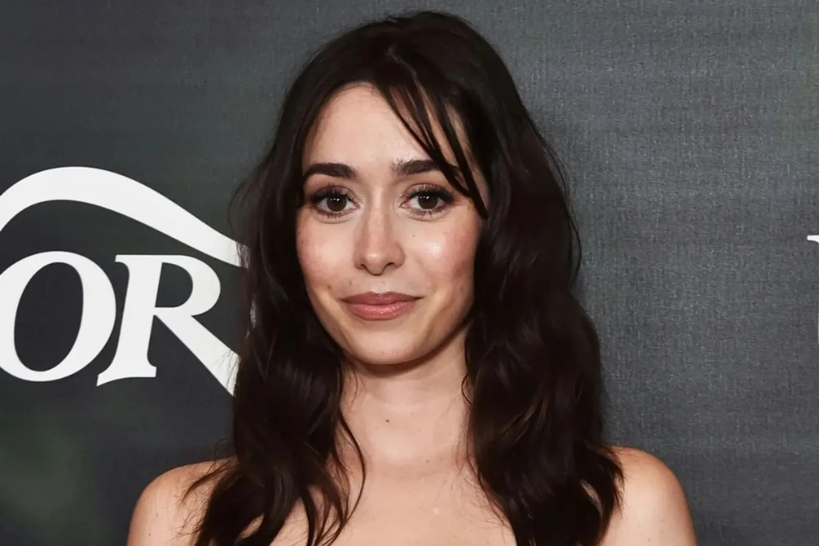 Natural Hingga Bold, Makeup Look Cristin Milioti Curi Perhatian 