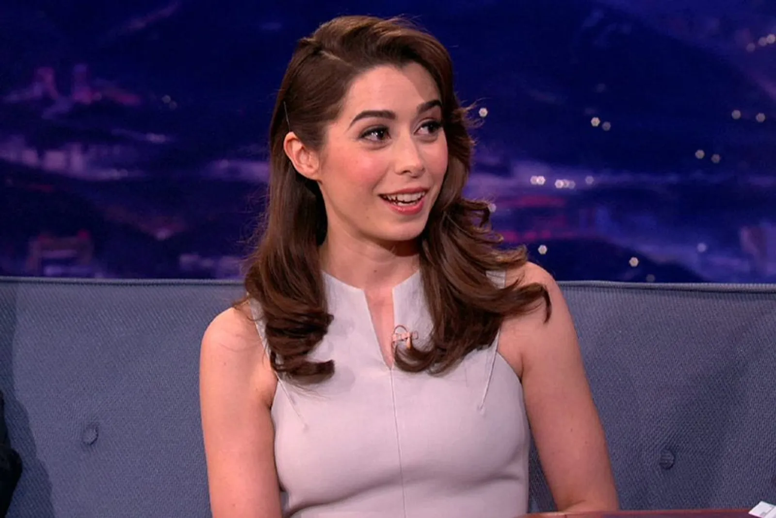 Natural Hingga Bold, Makeup Look Cristin Milioti Curi Perhatian 