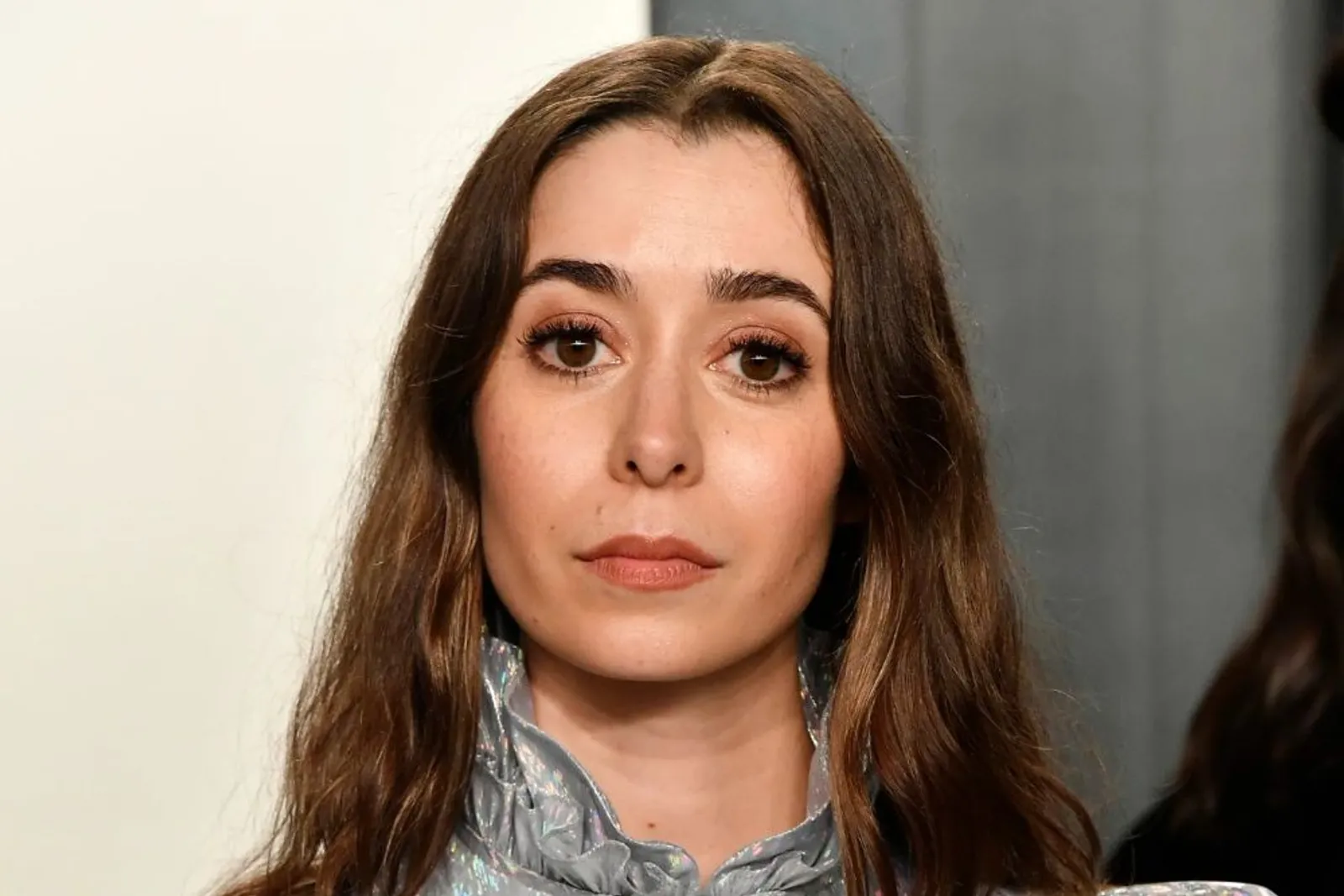 Natural Hingga Bold, Makeup Look Cristin Milioti Curi Perhatian 