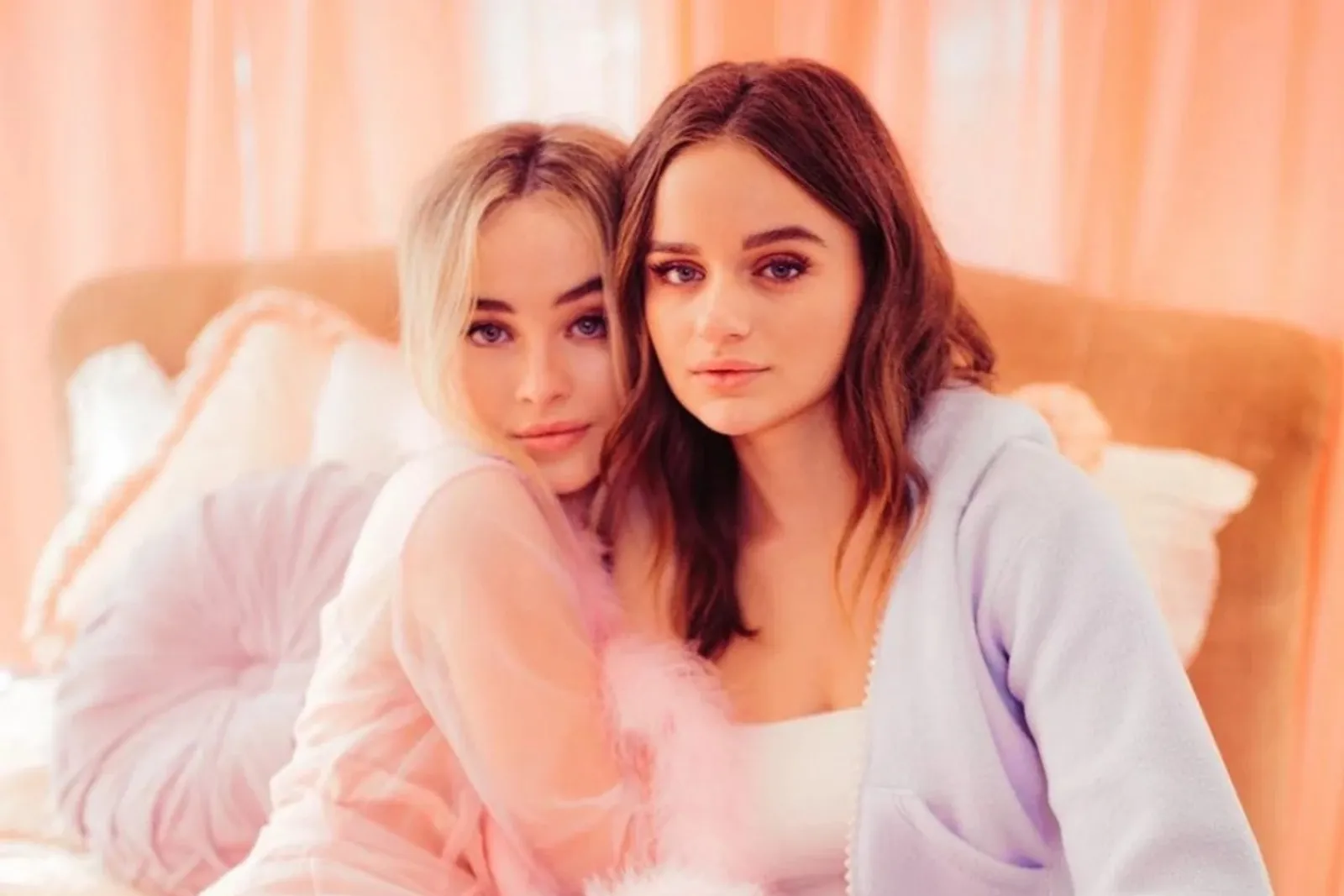 8 Momen Manis Persahabatan Sabrina Carpenter dan Joey King, Gemas!