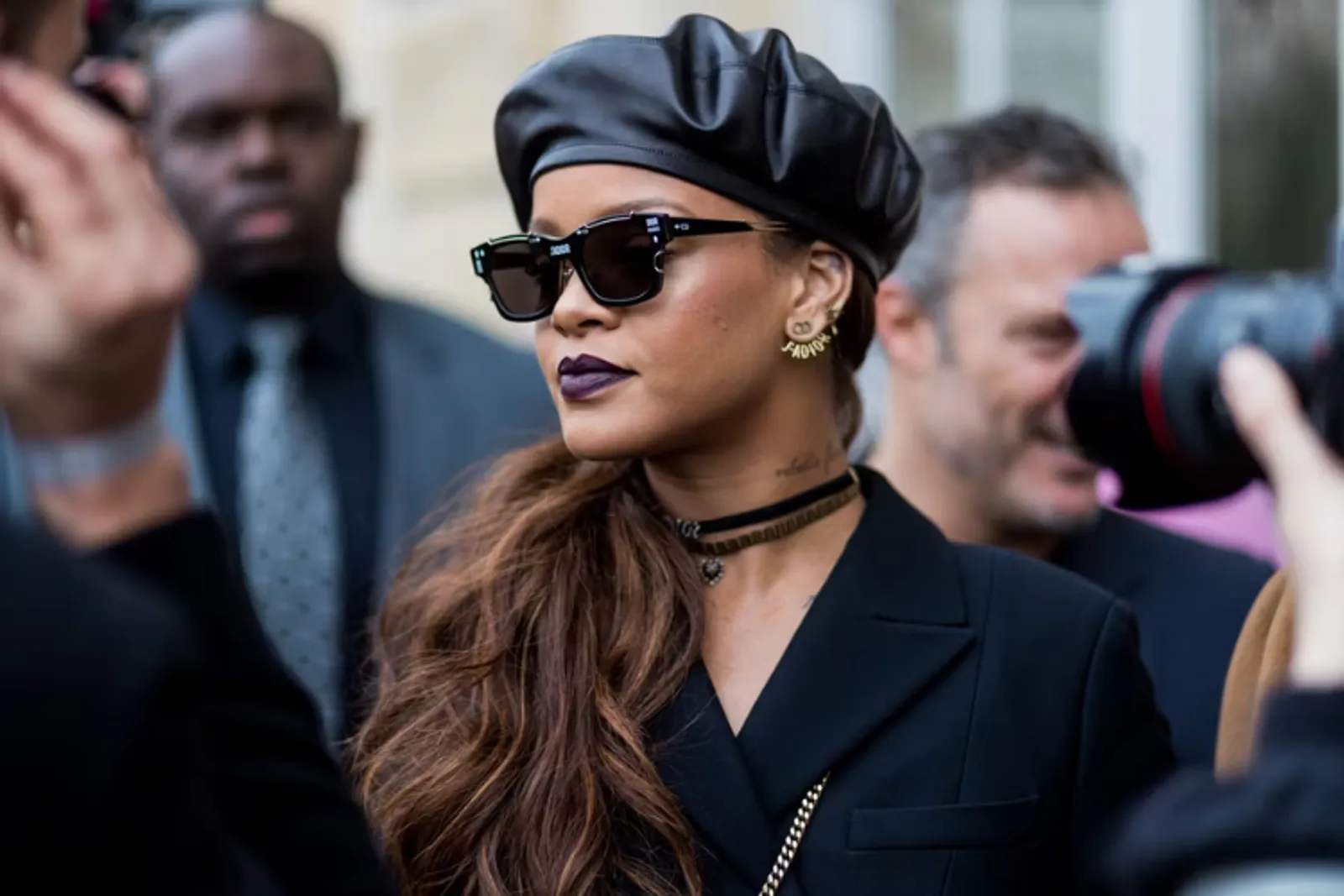 Gaya Kece Rihanna Pakai Topi Branded Mahal