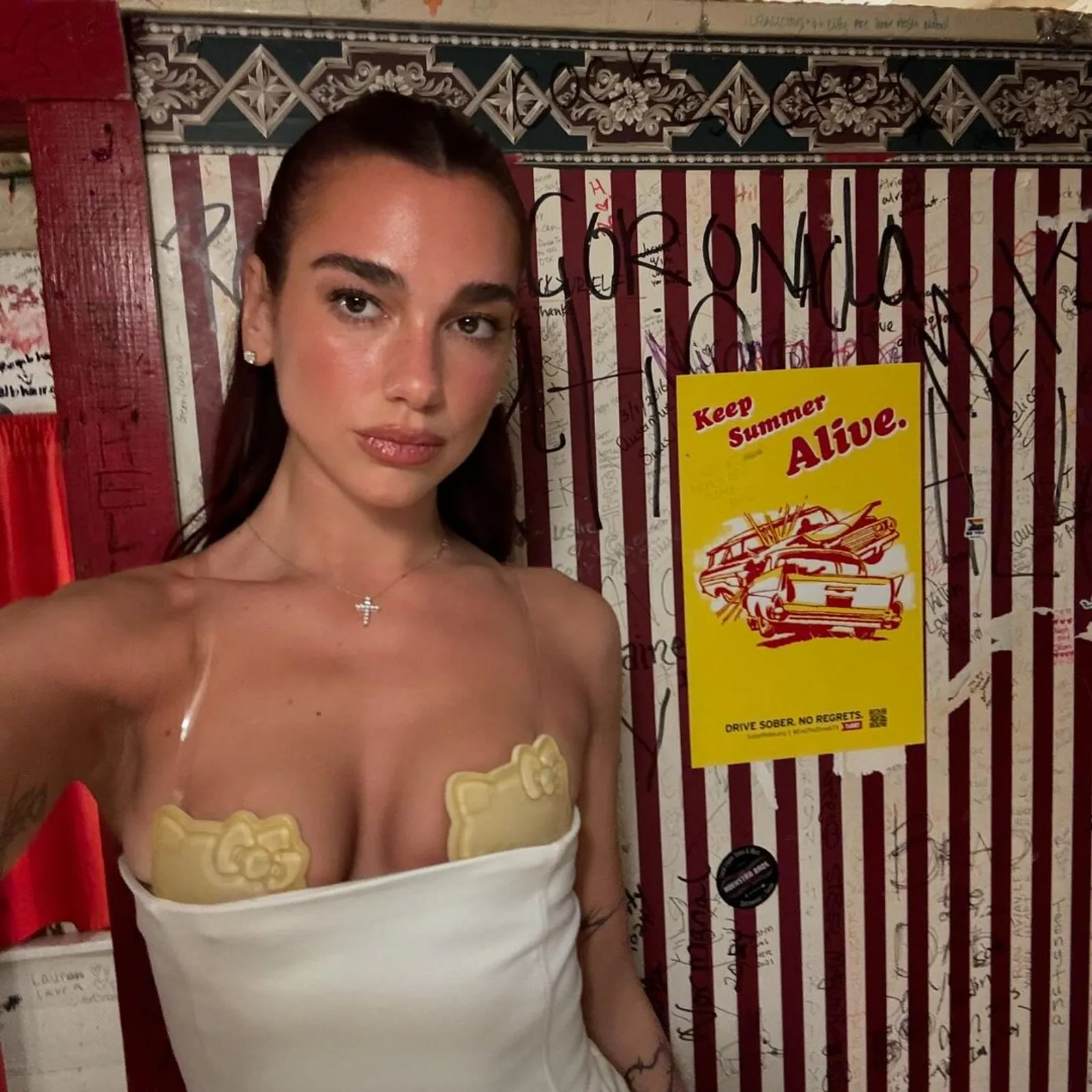 Gaya Dua Lipa Pakai Dress Mini dan Bra Hello Kitty 