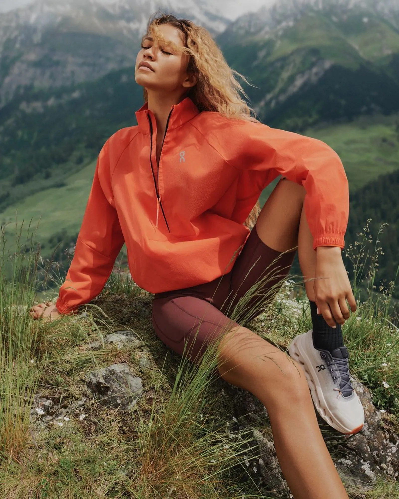 Zendaya Bergaya Sporty di Swiss untuk Campaign Terbaru On Running