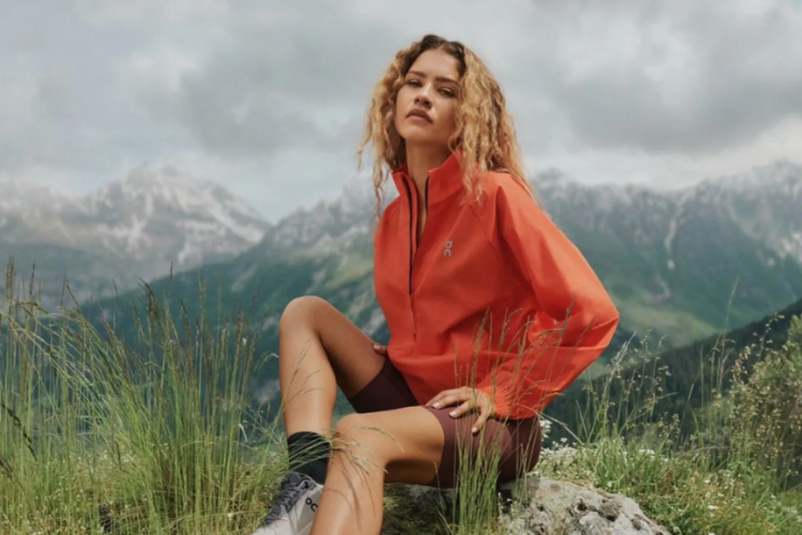 Zendaya Bergaya Sporty di Swiss untuk Campaign Terbaru On Running